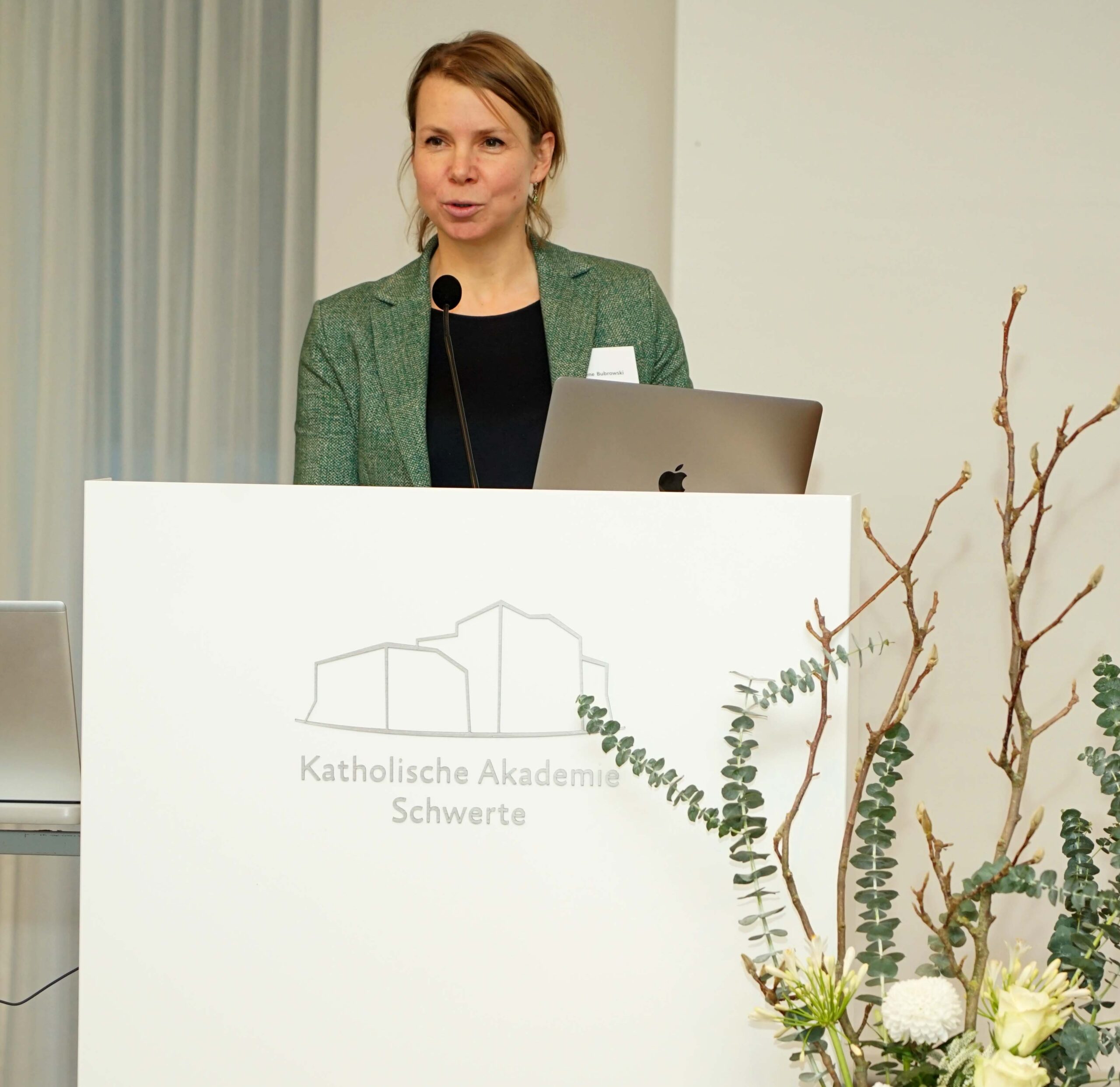 Dr. Helene Bubrowski, stellvertretende Chefredakteurin von Table.Media, beschrieb die schwierige Aufgabe der Medien vor dem Hintergrund zunehmender Aggressivität gegenüber Medienpersonen und wirtschaftlichem Druck. Foto: Michael Bodin / Erzbistum Paderborn
