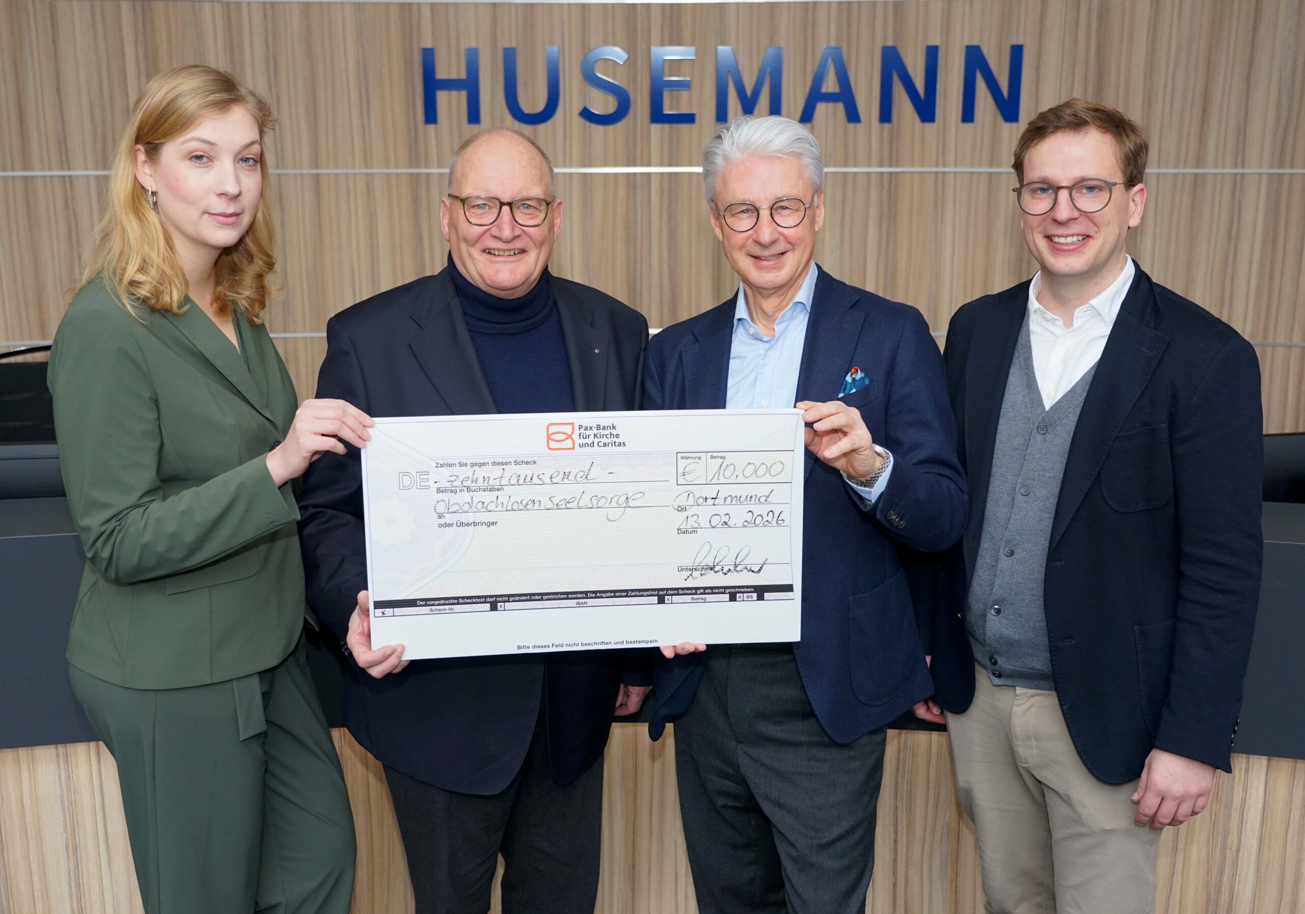 Propst Andreas Coersmeier konnte von Christoph Schubert (Of Counsel) in der Wirtschaftskanzlei Husemann, einen Scheck über 10.000 Euro für die Obdachlosenseelsorge und die Initiative „Gemeinden laden ein“ in Empfang nehmen. Foto (v.l.): Jennifer Hartlage (Partnerin Wirtschaftskanzlei Husemann), Propst Andreas Coersmeier, Christoph Schubert (Of Counsel Wirtschaftskanzlei Husemann) Philipp Kleinmann (Partner Wirtschaftskanzlei Husemann. Foto: Michael Bodin / Kath. Pressestelle Dortmund