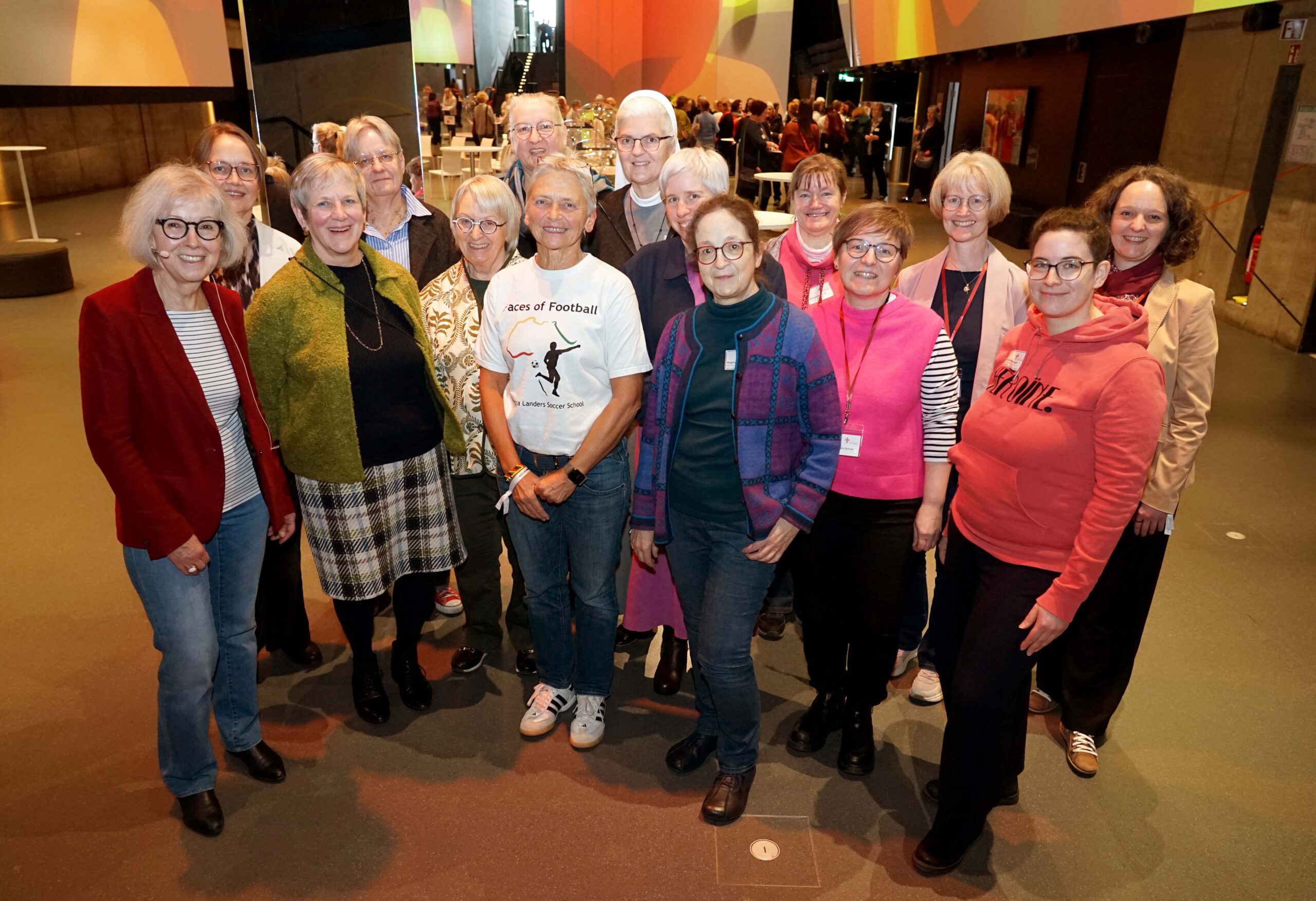 Ein großes Team aus Referentinnen und Organisatorinnen hatte die Frauenfachkonferenz des Erzbistums Paderborn vorbereitet. Foto: Michael Bodin / Erzbistum Paderborn.
