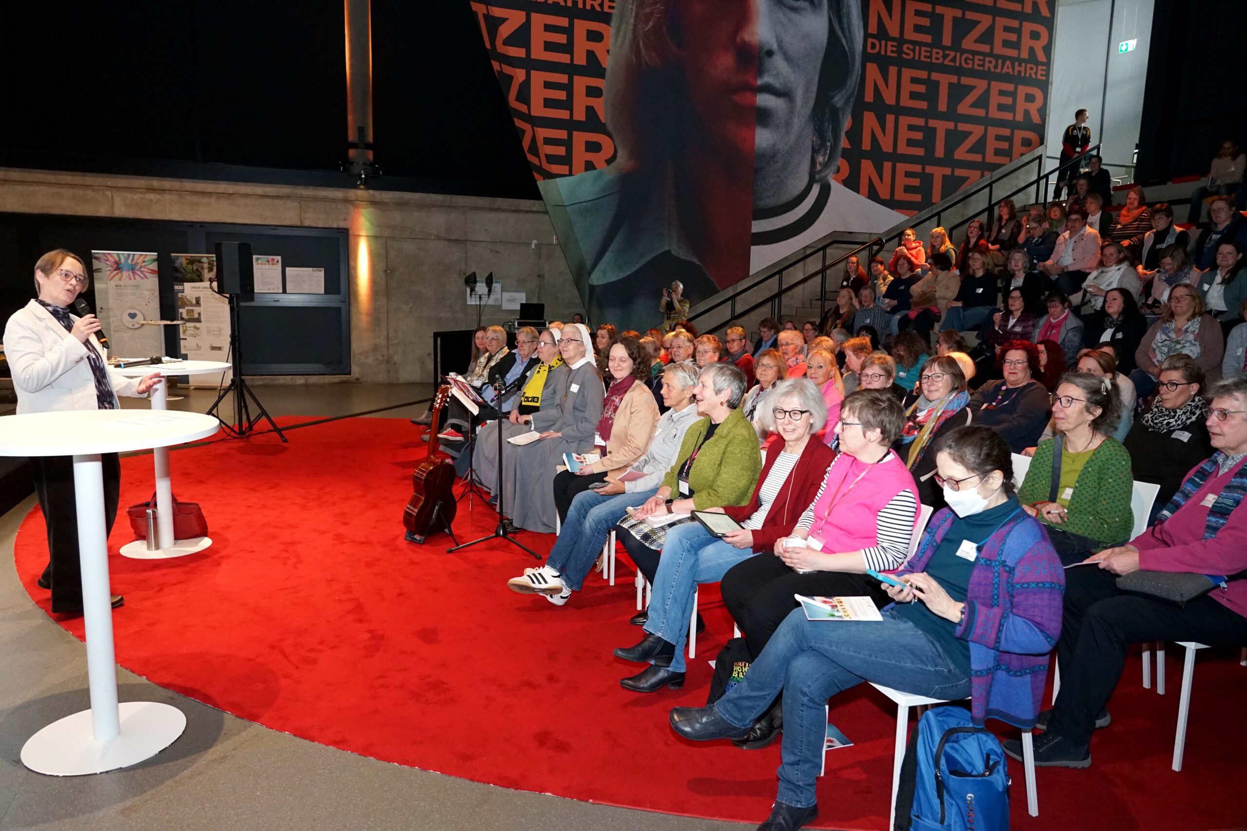 Dr. Annegret Meyer, koordinierende Leiterin des Bereichs Pastorale Dienste im Erzbistum Paderborn, begrüßte rund 140 Teilnehmerinnen zur Frauenfachkonferenz im Dortmunder Fußballmuseum. Foto: Michael Bodin / Erzbistum Paderborn.