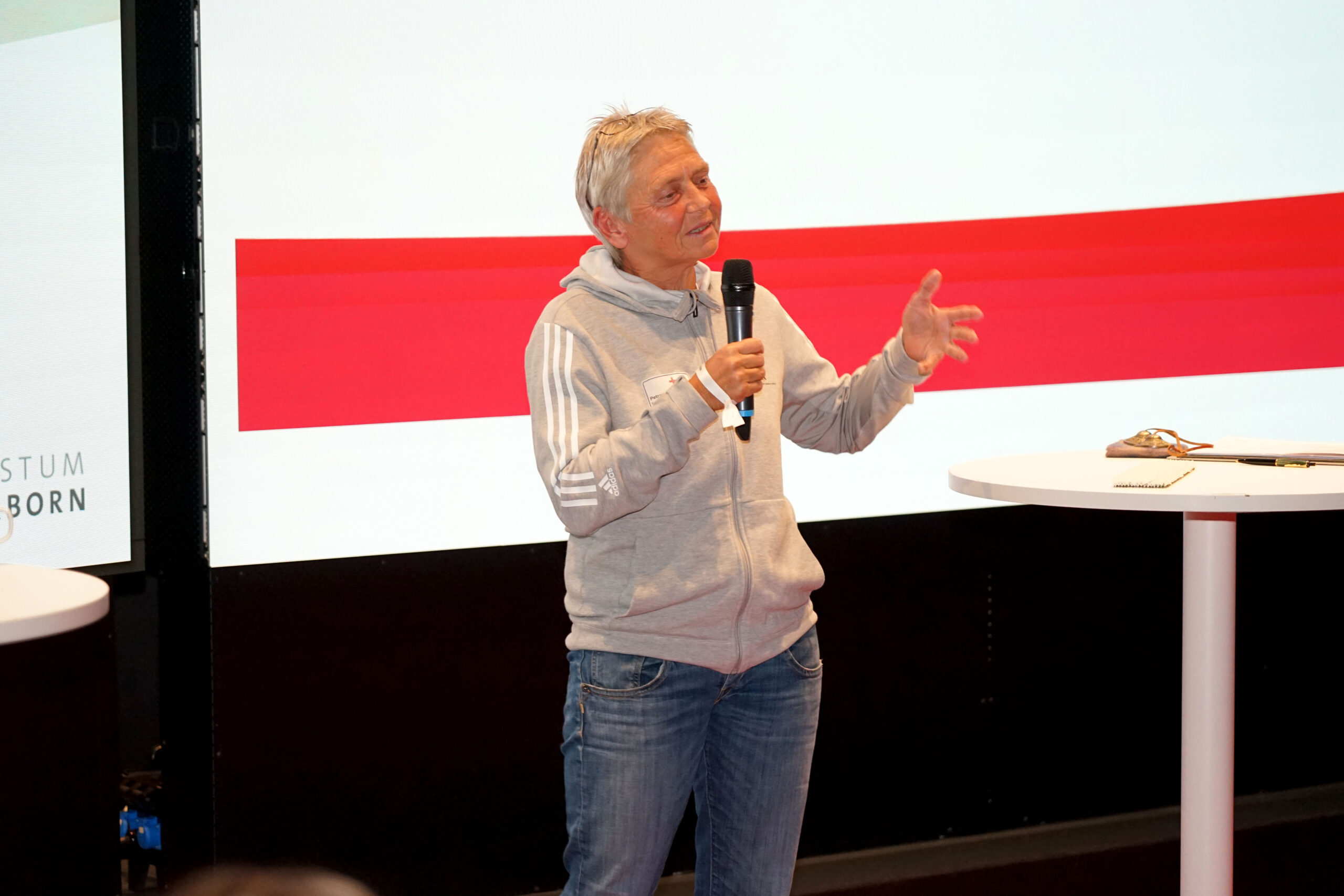 Petra Landers, Pionierin des Frauenfußballs, teilte ihre Erfahrungen mit dem Publikum und berichtete von ihrem Engagement für die Stärkung junger Frauen durch Fußball-Camps in Afrika. Foto: Michael Bodin / Erzbistum Paderborn.