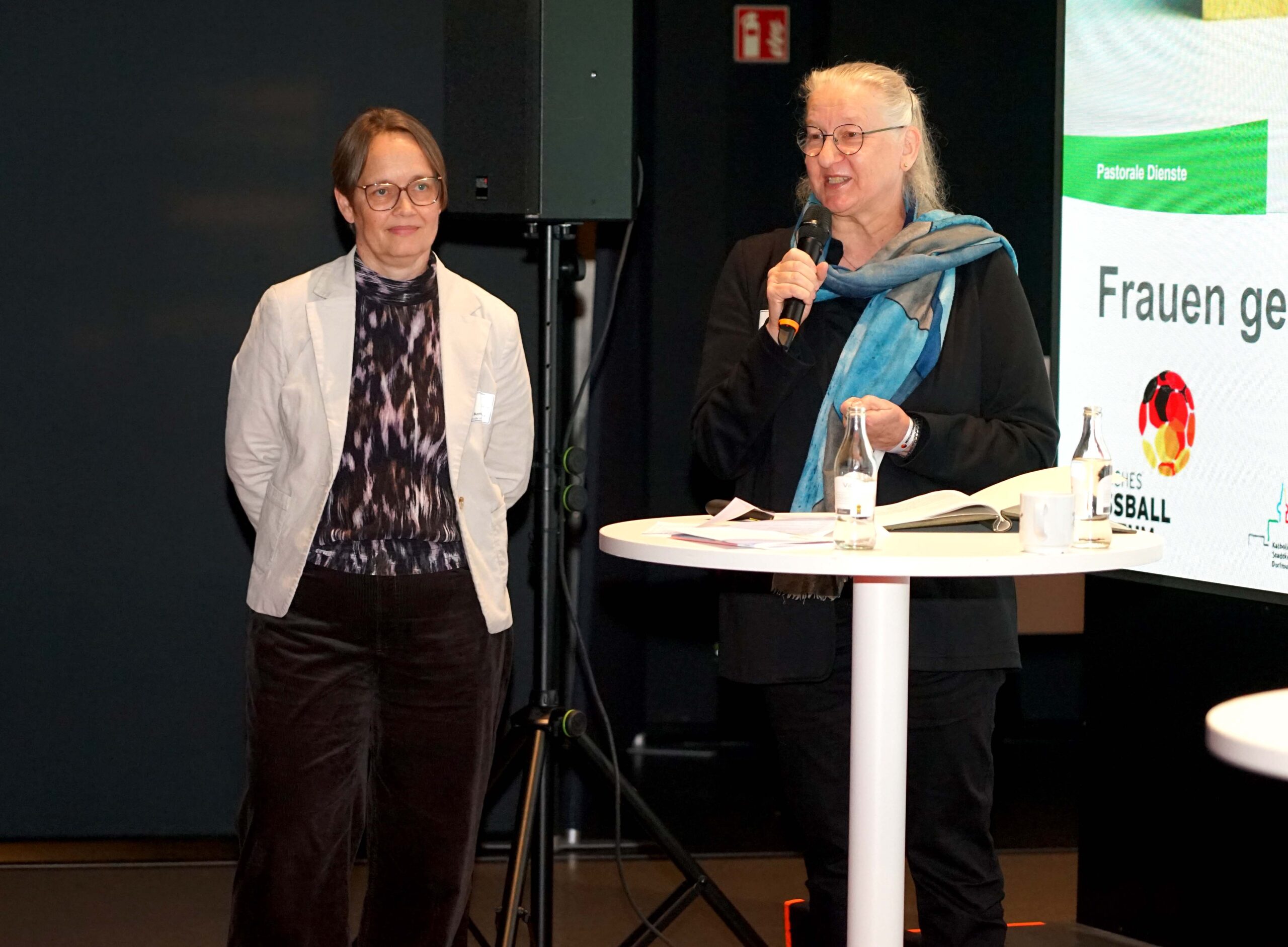 Dr. Annegret Meyer, koordinierende Leiterin des Bereichs Pastorale Dienste im Erzbistum Paderborn, und Superintendentin Heike Proske vom Evangelischen Kirchenkreis Dortmund gestalteten einen gemeinsamen Impuls. Foto: Michael Bodin / Erzbistum Paderborn