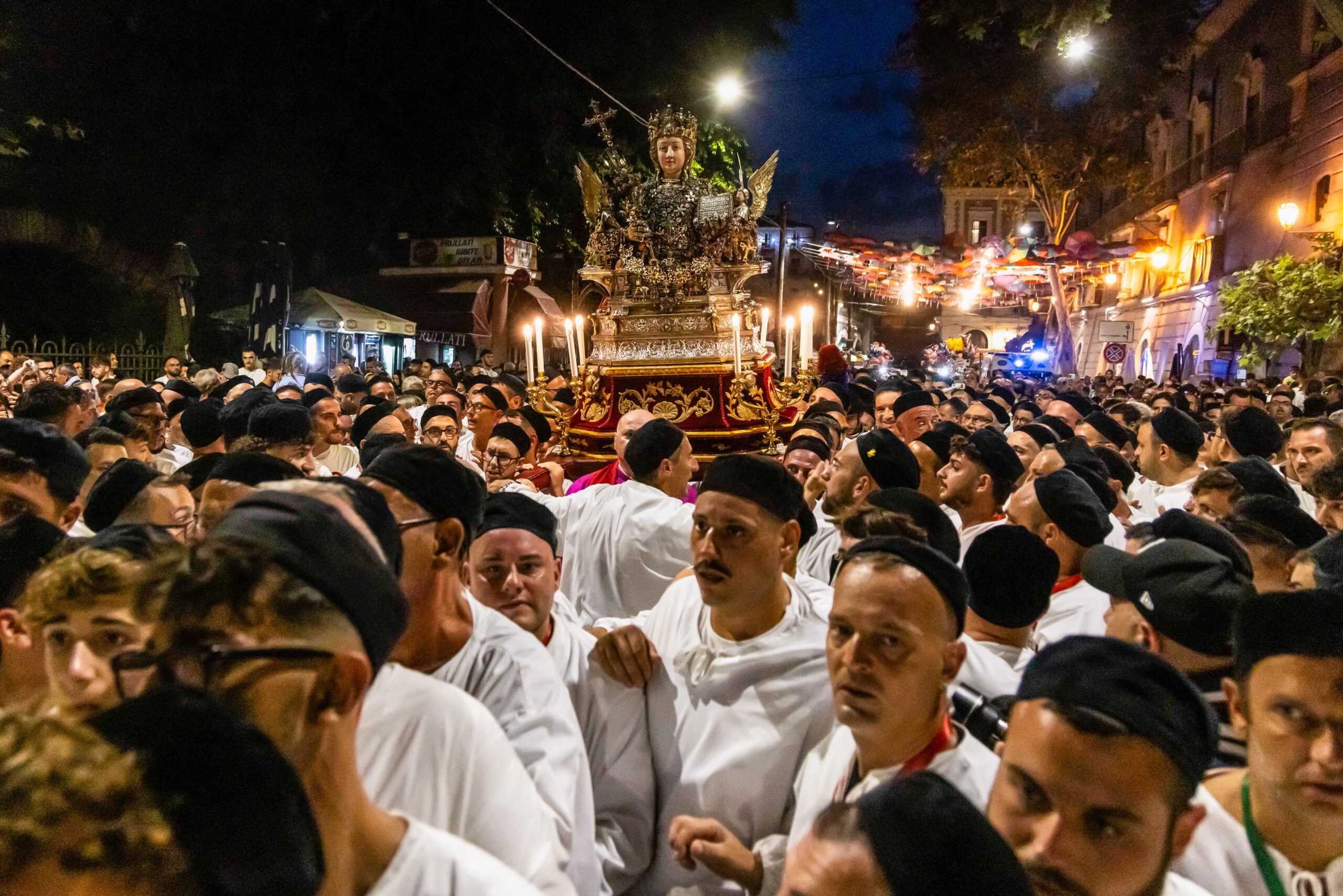 Männer tragen am 17. August 2024 die Statue der Heiligen Agatha bei der nächtlichen Prozession durch die Stadt Catania auf Sizilien (Italien).