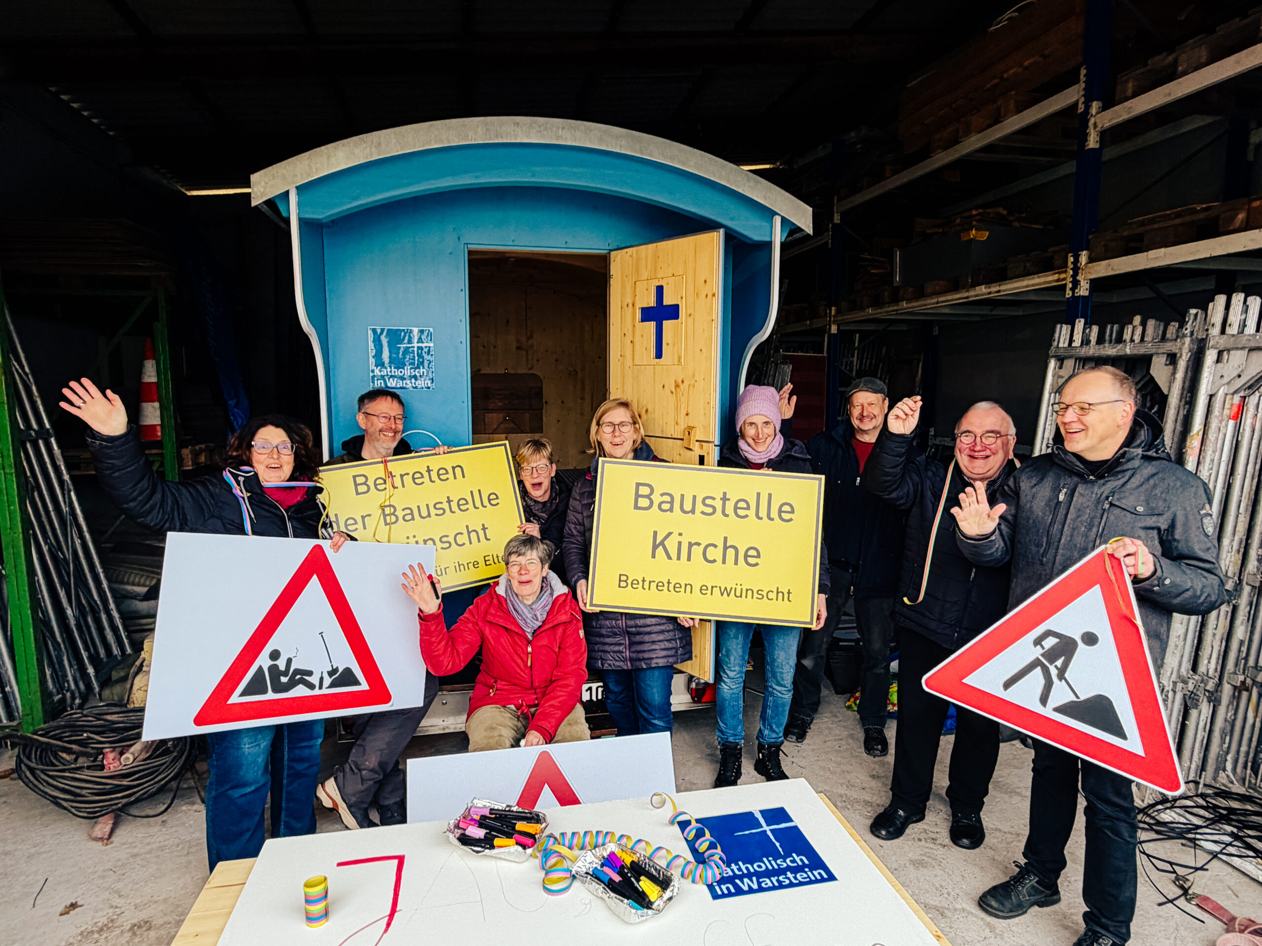Team vor dem Wagen des Rosenmontagsumzugs.