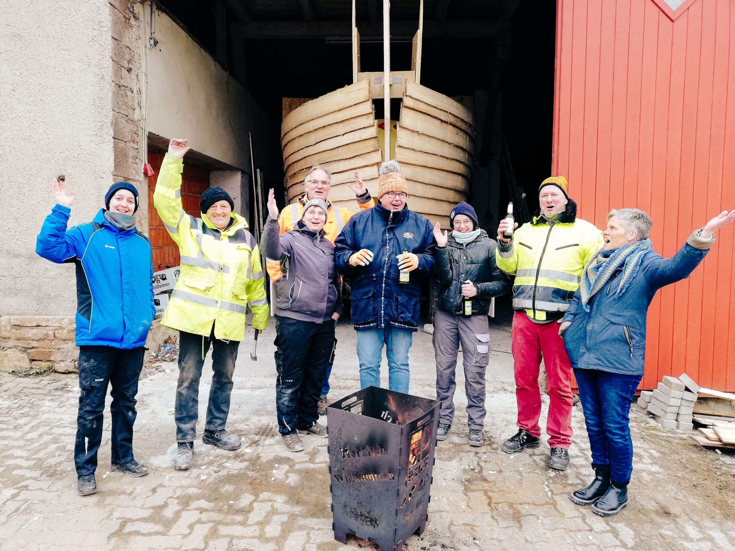 Gruppe posiert vor der selbst gebauten Arche Noah,