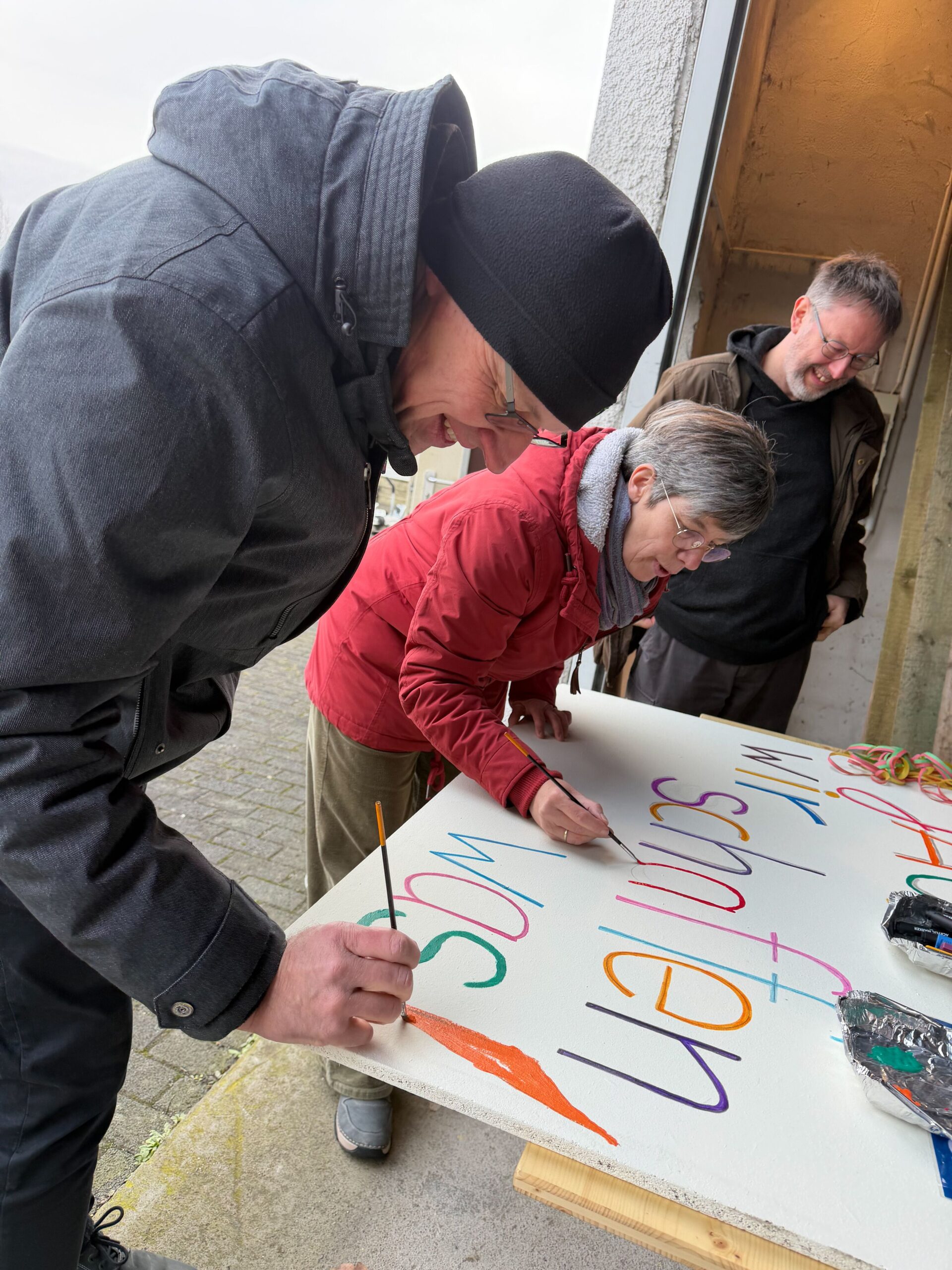 Die Vorbereitungen für den Umzug 2026 laufen: Plakate für den Wagen werden gemalt.