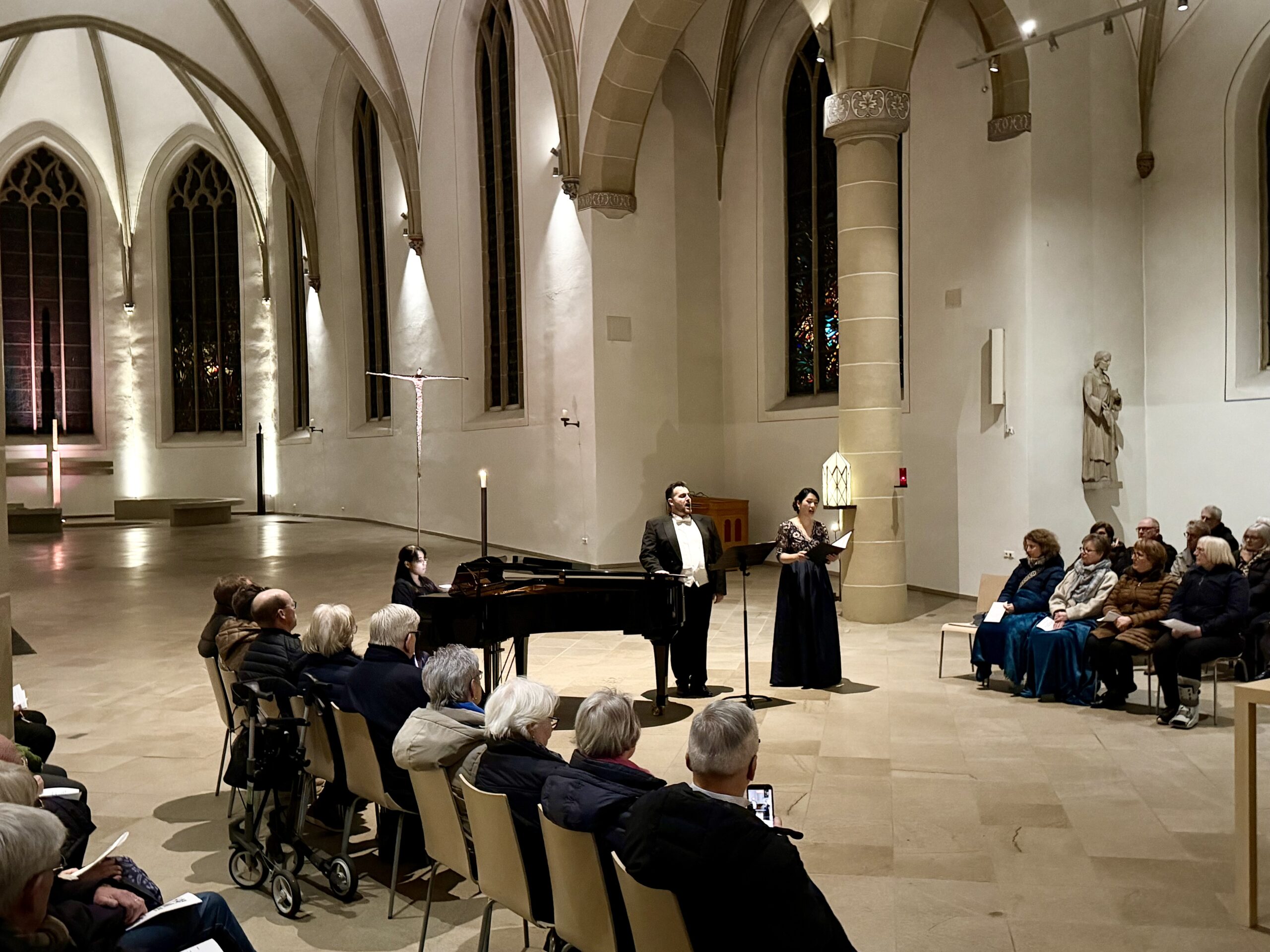 „Es wäre so dringend nötig, Grenzen zu überwinden“, sagte Moderator Dr. Detlef Berntzen beim Jubiläumskonzert in der St.-Agnes-Kirche.