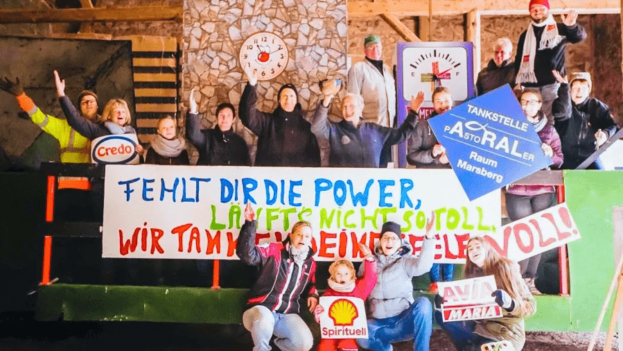 Aktive vor ihrem Wagen des Jahres 2019/2020