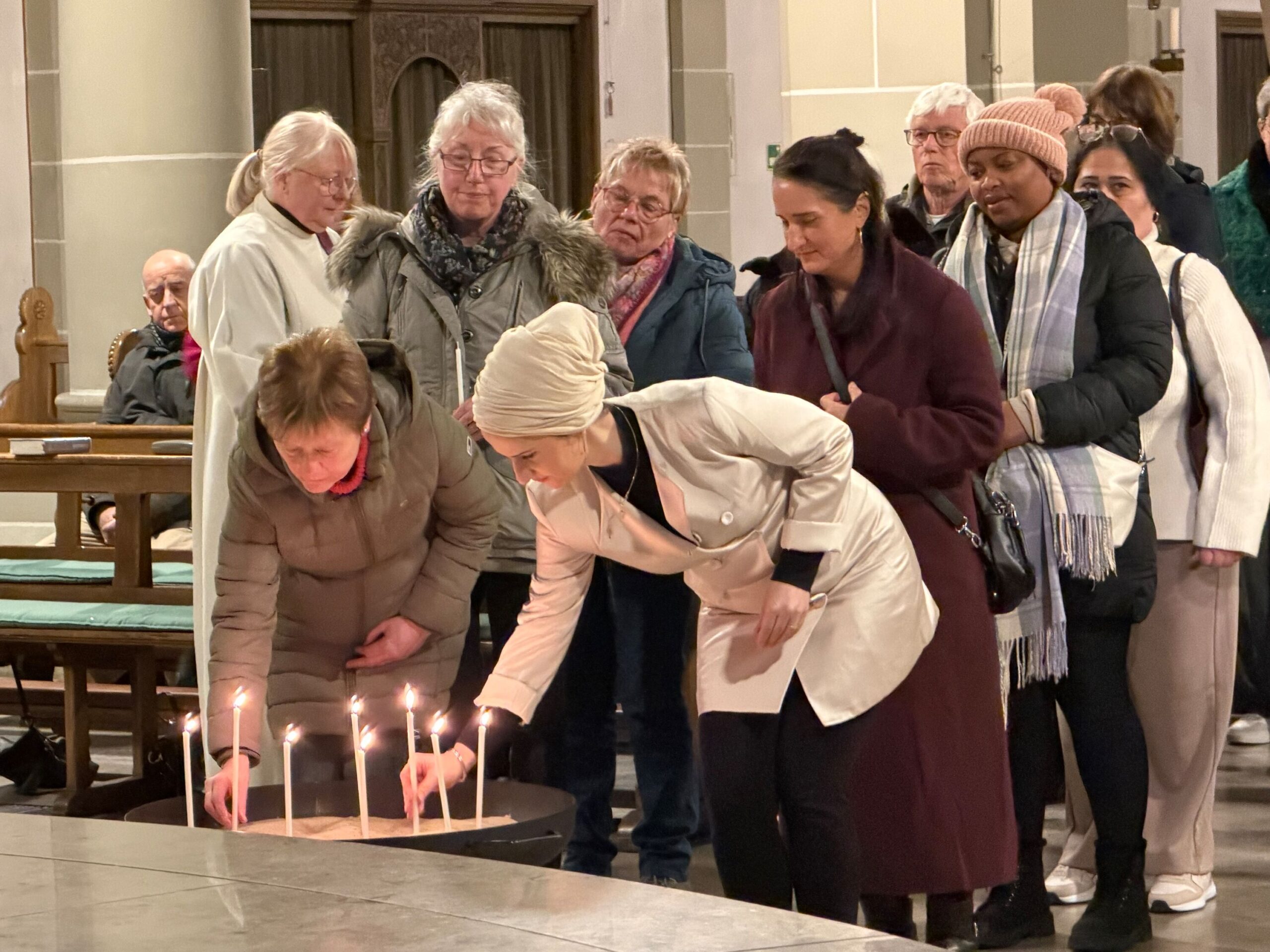 Im Wortgottesdienst in der Basilika nahmen die Gläubigen die Einladung von Ursula Altehenger an, in einer Sandschale Kerzen in Gedanken an Betroffene anzuzünden.