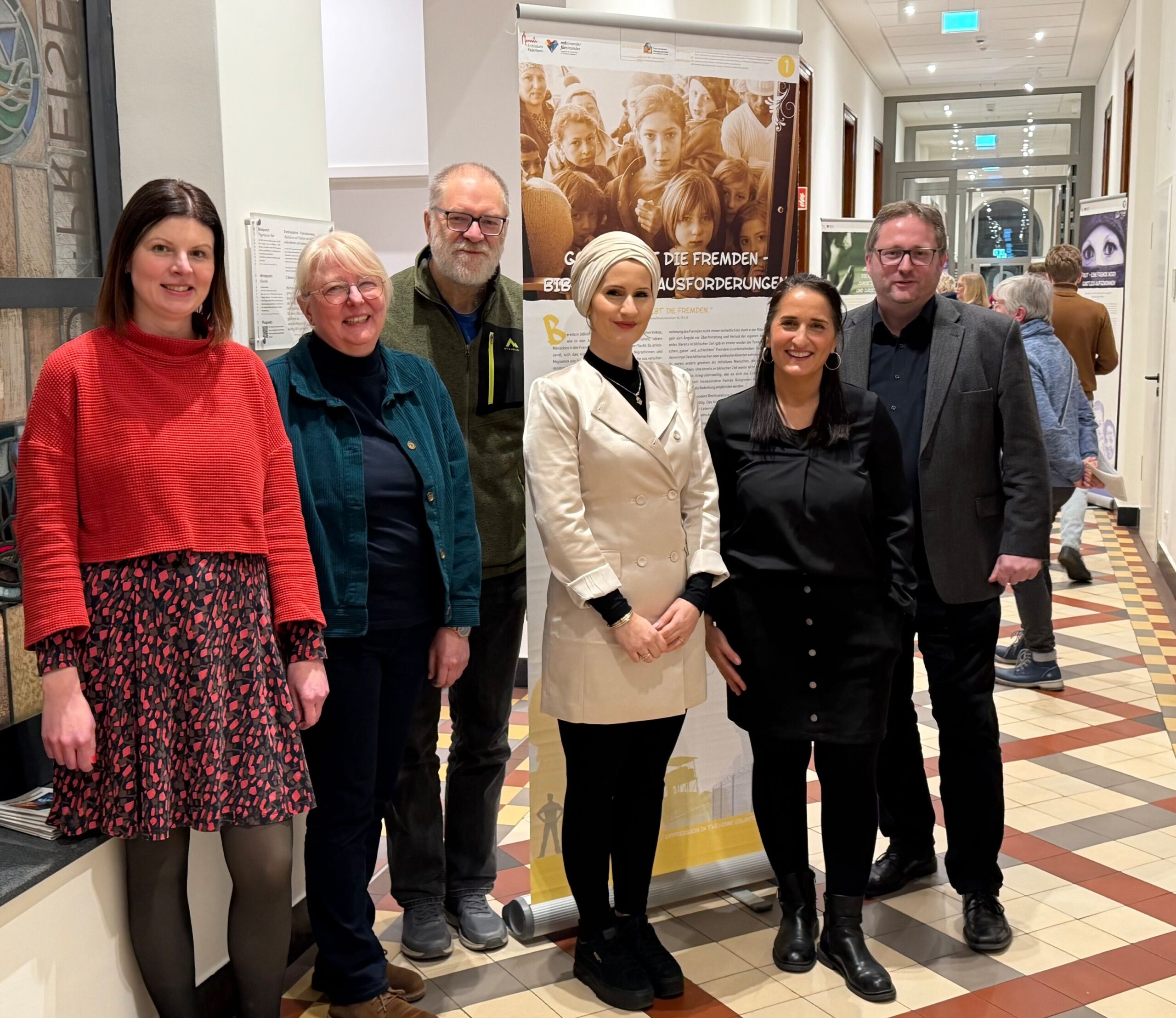 von links Olga Kinos (Migrationsberatung), Ursula Altehenger (Wallfahrtsseelsorgerin), Thomas Seek (Gitarrist), Fatima Abboud (Integrationsagentur), Tümay Omeirat (Flüchtlingsberatung) und Georg Karbowski (Bereichsleiter Integration und Migration)