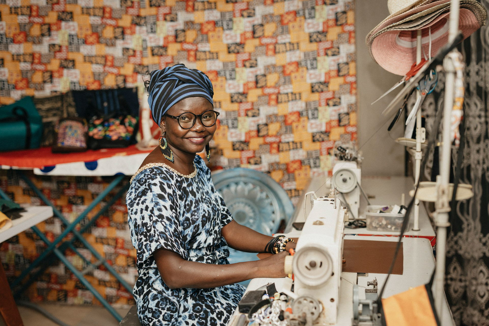 Taschendesignerin Pauline Maiday an ihrer Naehmaschine in Douala.