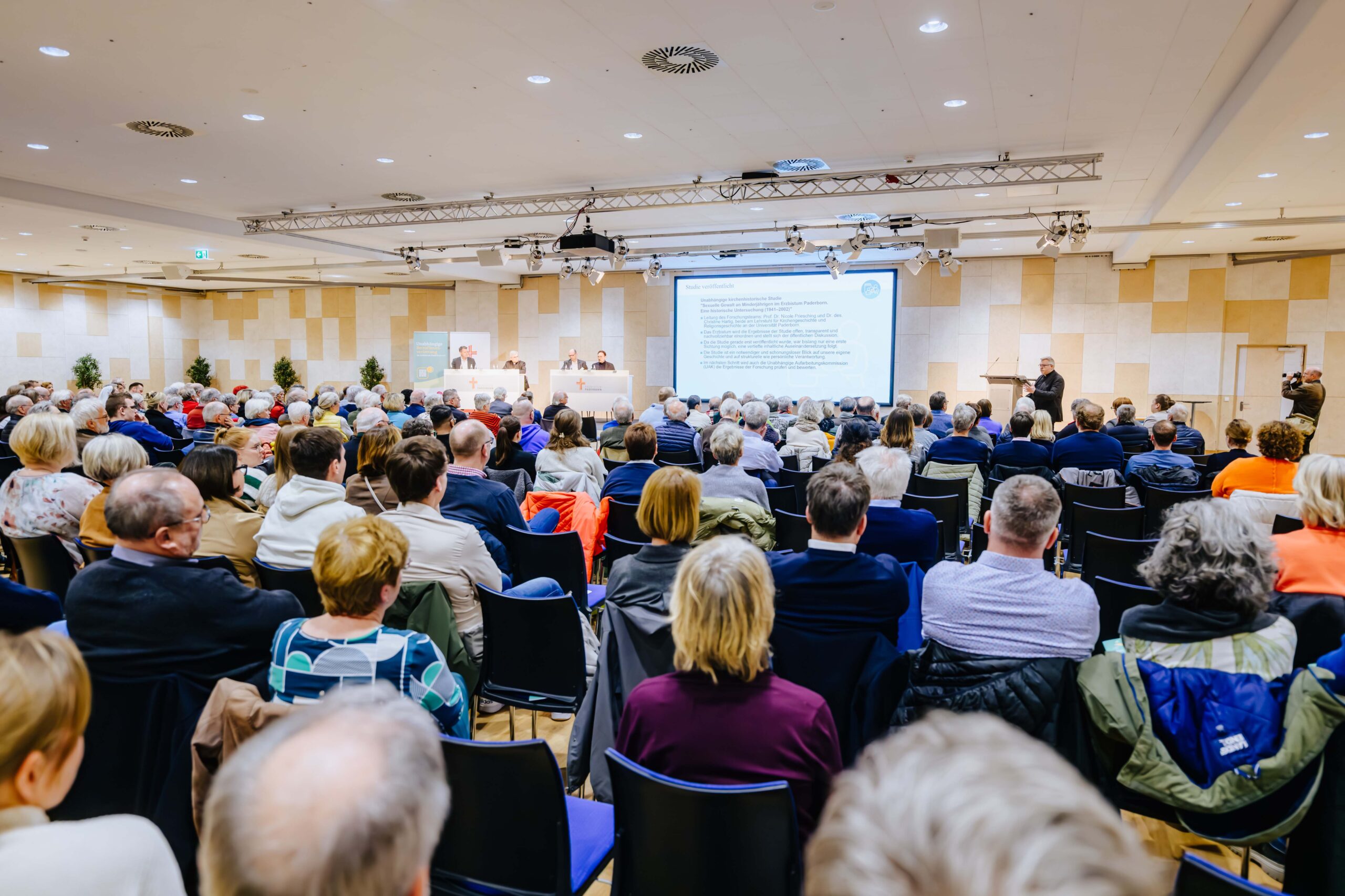 Zwischen 200 und 500 Interessierte, wie hier in Rheda-Wiedenbrück besuchten eine der drei Regionalveranstaltungen des Erzbistums Paderborn zur unabhängigen historischen Untersuchung zu sexualisierter Gewalt an Minderjährigen. Foto: Besim Mazhiqi / Erzbistum Paderborn
