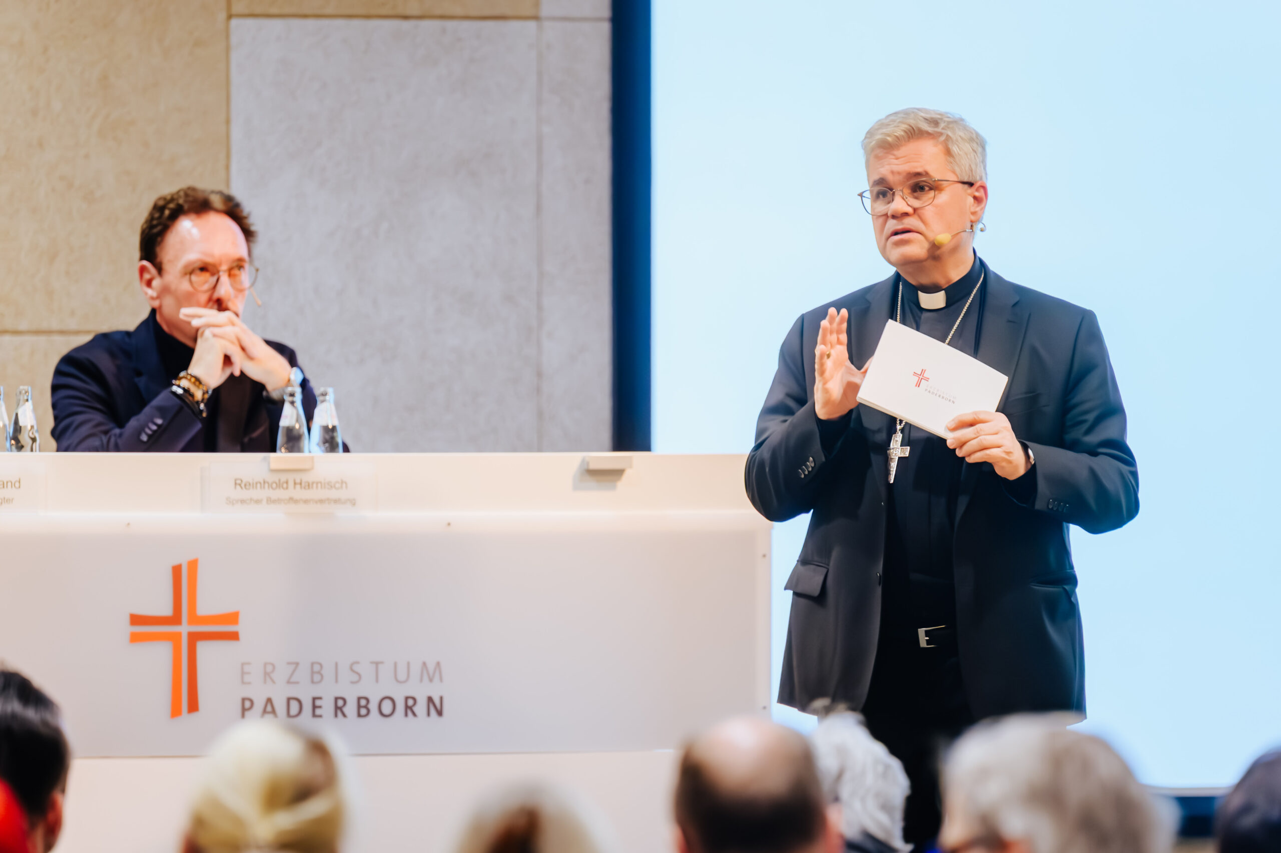 „Es soll keinen Ort geben, an dem dieses Thema nicht besprechbar ist“, forderte Erzbischof Dr. Udo Markus Bentz auf der Regionalveranstaltung des Erzbistums Paderborn zur unabhängigen historischen Untersuchung zu sexualisierter Gewalt an Minderjährigen in Rheda-Wiedenbrück. Daran nahm auch Reinhold Harnisch als Vertreter der Betroffenen teil. Foto: Besim Mazhiqi / Erzbistum Paderborn