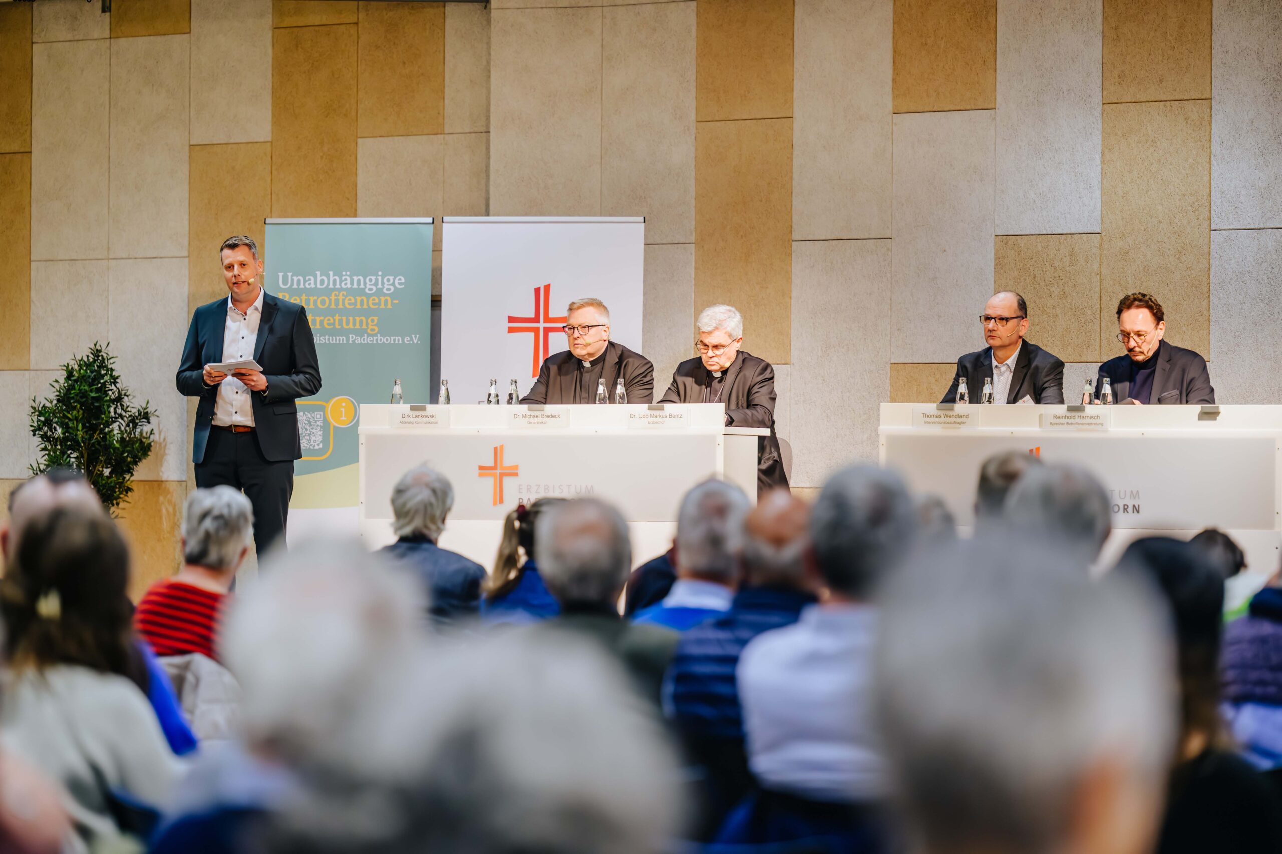 (von links): Unter der Leitung von Dirk Lankowski traten in Rheda-Wiedenbrück Generalvikar Dr. Michael Bredeck, Erzbischof Dr. Udo Markus Bentz, der Interventionsbeauftragte Thomas Wendland sowie Reinhold Harnisch von der Betroffenenvertretung in den Dialog mit den Teilnehmenden. Foto: Besim Mazhiqi / Erzbistum Paderborn