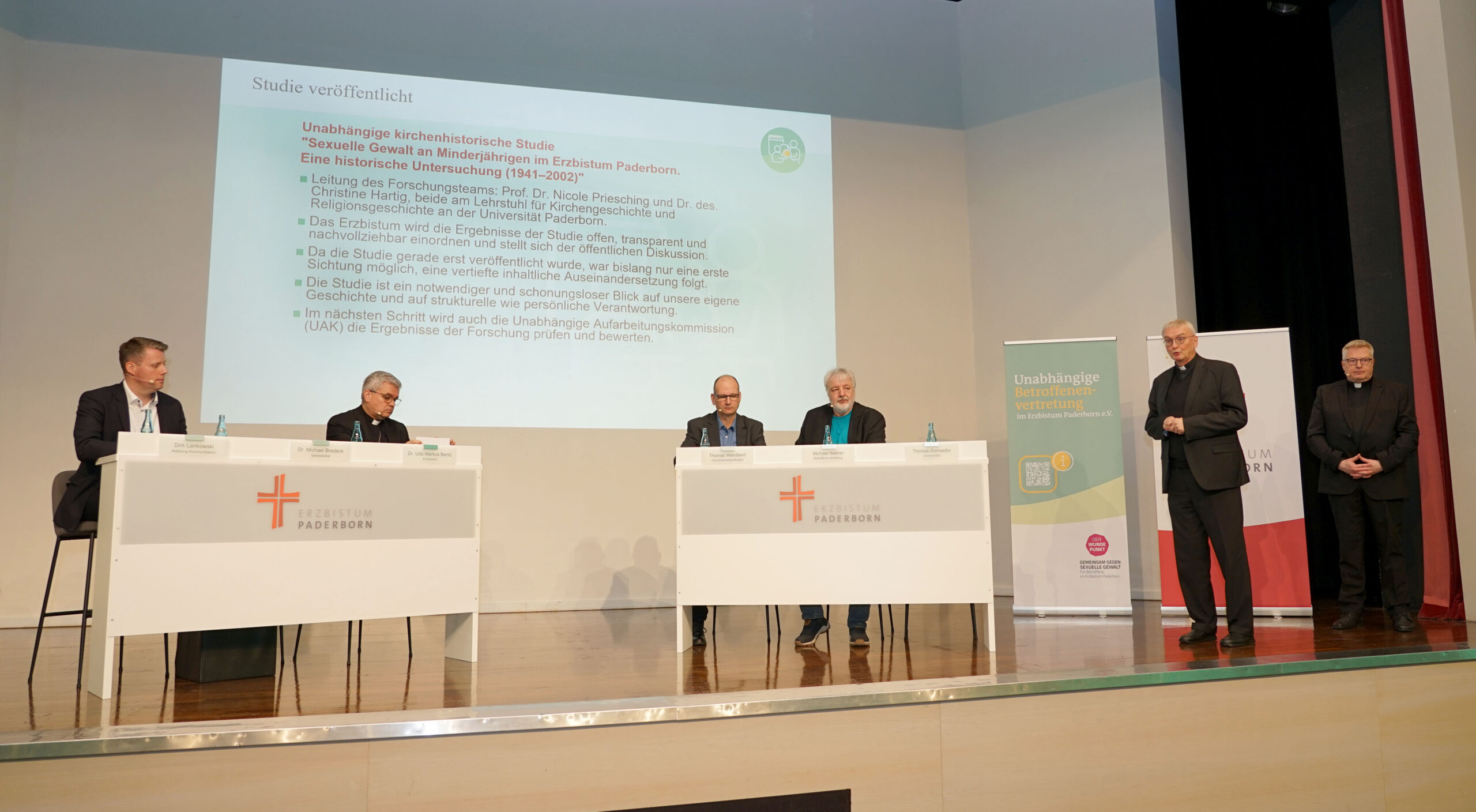 Zu Beginn präsentierten die Generalvikare Thomas Dornseifer und Dr. Michael Bredeck (rechts) zentrale Ergebnisse der unabhängigen historischen Untersuchung zu sexualisierter Gewalt an Minderjährigen im Erzbistum Paderborn. Foto: Michael Bodin / Erzbistum Paderborn