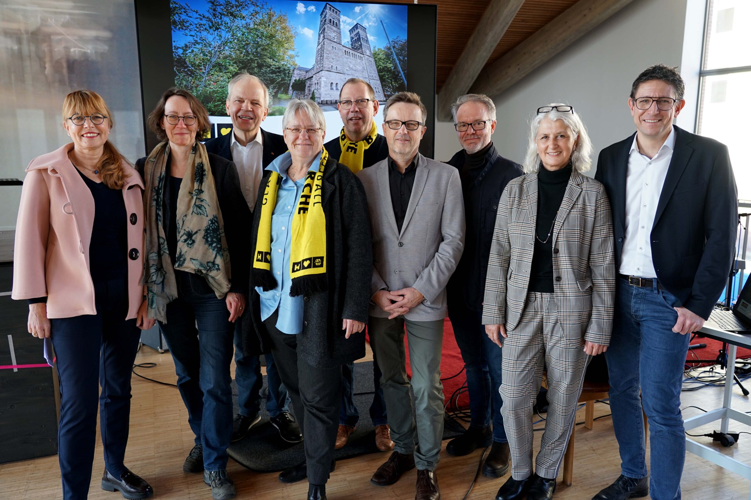Mitwirkende der Tagung „Kirche weitergebaut“ in Dortmund und Schwerte (v.l.): Diözesanbaumeisterin Carmen Matery-Meding, Privatdozentin Dr. Beate Löffler, Prof. Dr. Christoph Stiegemann, Prof. Dr. Barbara Welzel, Karsten Haug, Ludger Schwarze-Blanke, Heiner Reitemeyer, Prof. Dr. Stefanie Lieb und Daniel Schröter. Foto: Michael Bodin / Erzbistum Paderborn.