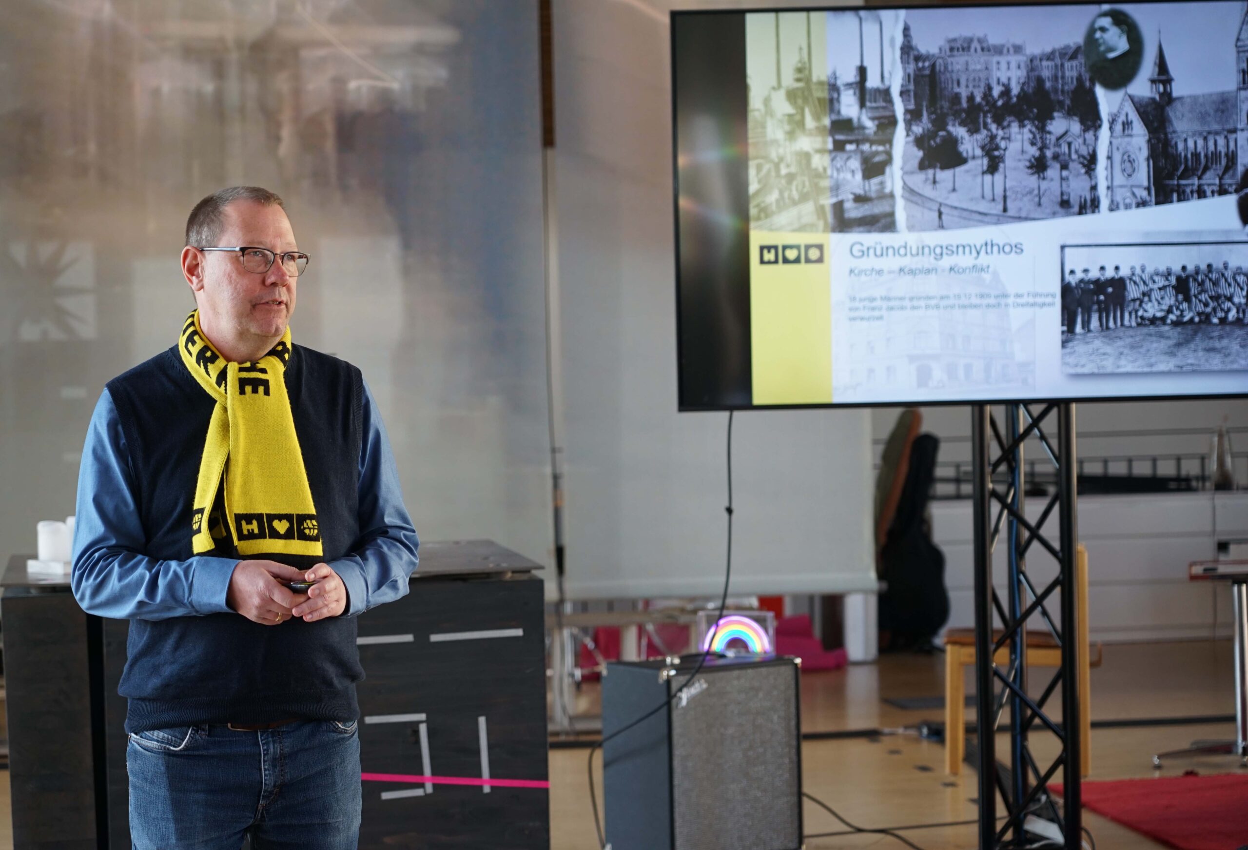 Karsten Haug von der Projektleitung der BVB-Gründerkirche stellte die Idee von den Anfängen her vor. Foto: Michael Bodin / Erzbistum Paderborn.