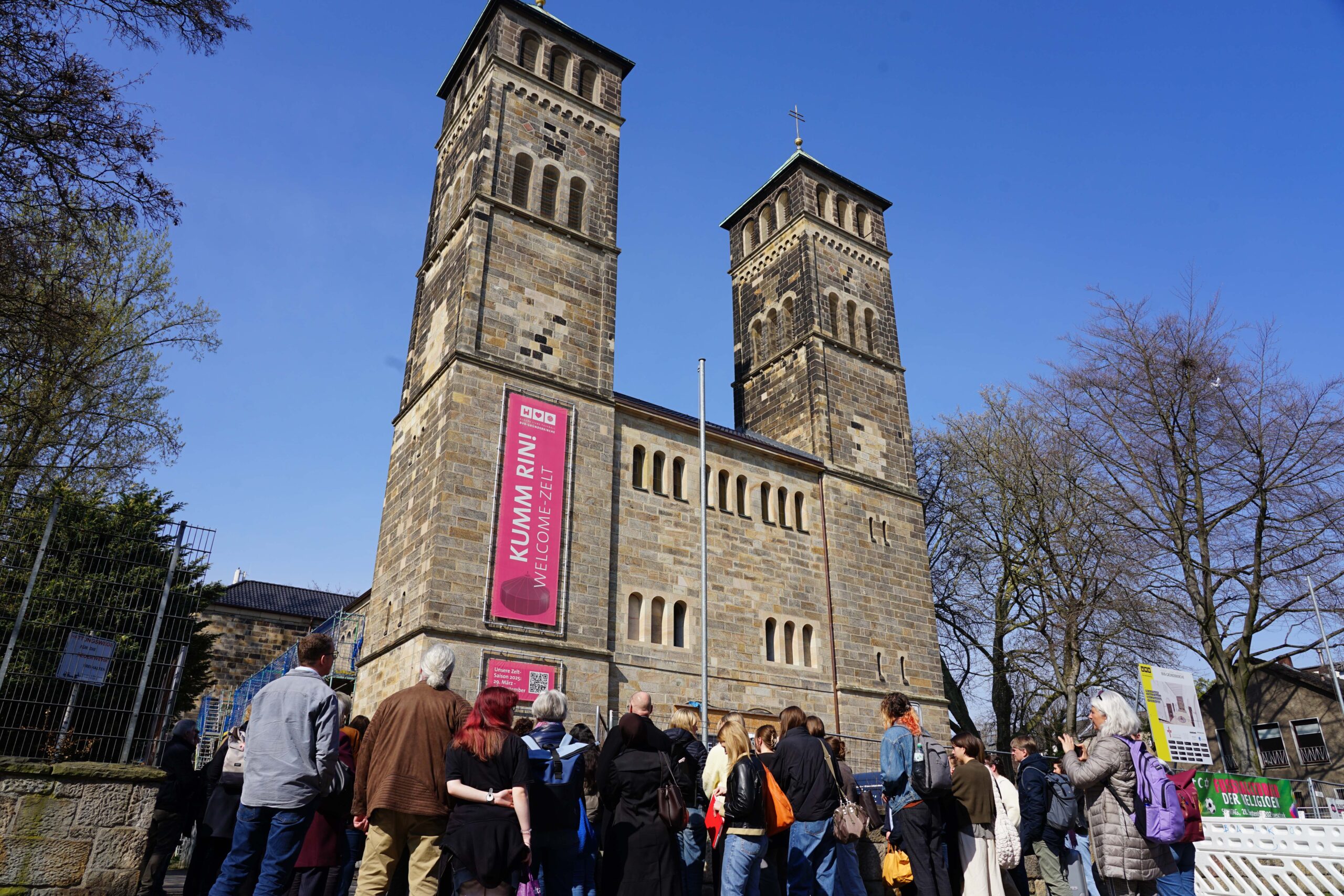 Teilnehmerinnen und Teilnehmer der Tagung „Kirche weitergebaut“ informierten sich in Dortmund über das Projekt „BVB-Gründerkirche“. Foto: Michael Bodin / Erzbistum Paderborn