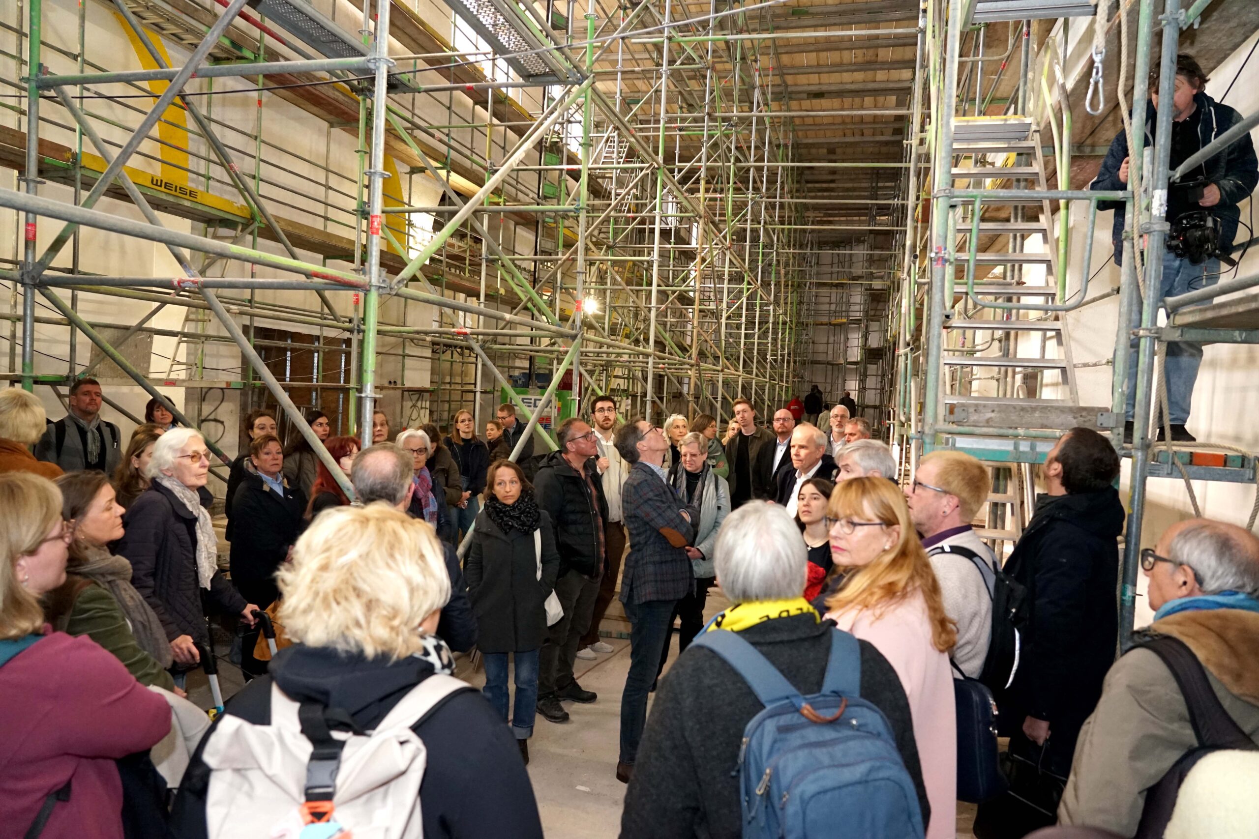 Nach den vorangegangenen Vorträgen machten sich die Teilnehmerinnen und Teilnehmer der Tagung „Kirche weitergebaut“ auf der Baustelle der BVB-Gründerkirche ein Bild von den Umbauarbeiten. Foto: Michael Bodin / Erzbistum Paderborn