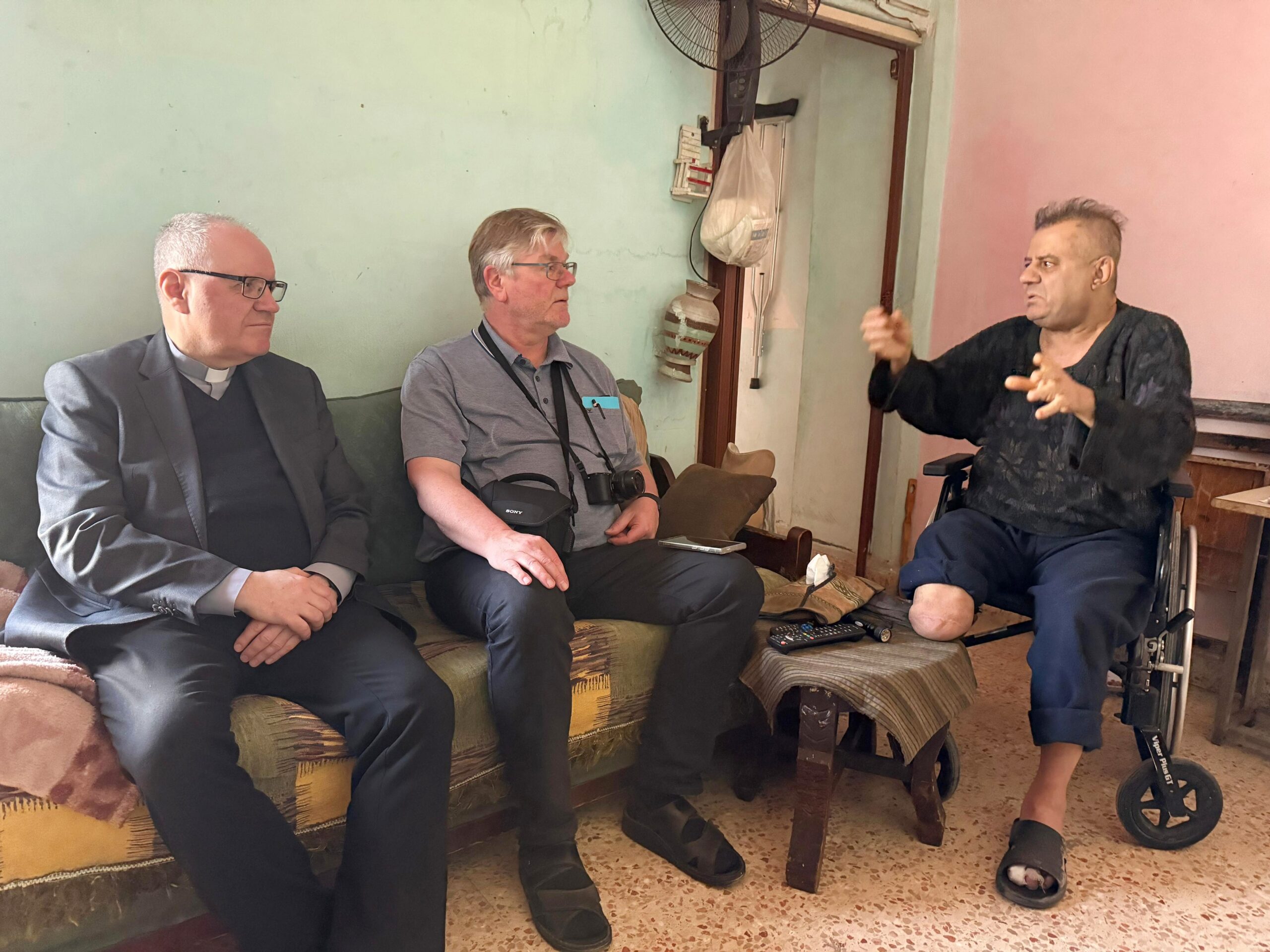 Der Vorsitzende des Diözesan-Caritasrates Paderborn, Domkapitular Dr. Thomas Witt, und Mitarbeiter Markus Jonas zu Besuch bei Joseph im Beiruter Stadtteil Burj Hammoud. Josephs einziger sozialer Kontakt ist das Team von Schwester Annie, das ihn auch finanziell über Wasser hält.