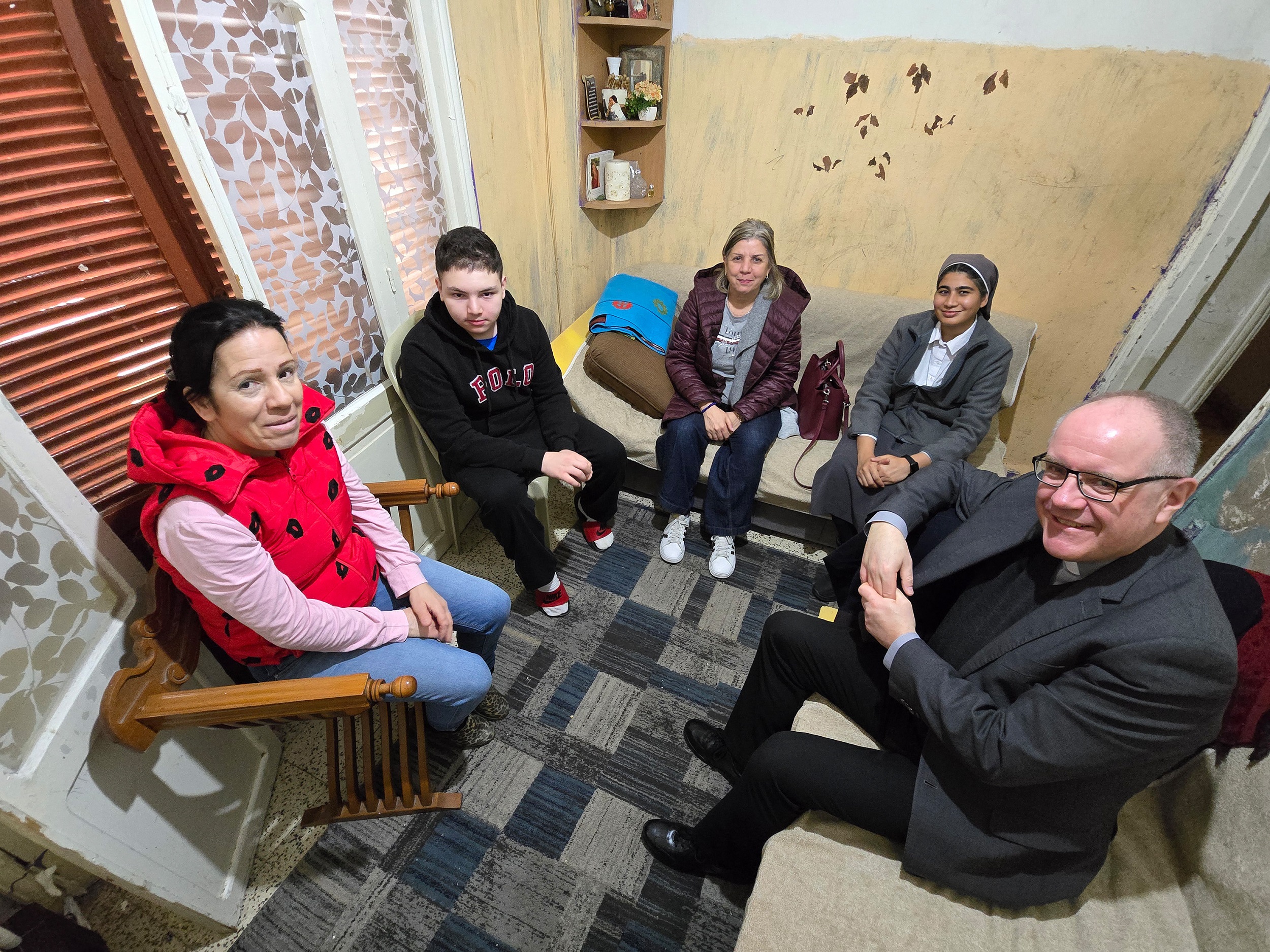 In Beirut berichteten Lena und Enkel Emilio (von links) dem Paderborner DiözesanCaritasrat-Vorsitzenden Dr. Thomas Witt von ihrer schwierigen Situation. Unterstützt wird die Familie von Projekt-Koordinatorin Rima Abi Karam und Schwester Iram (hinten von links).