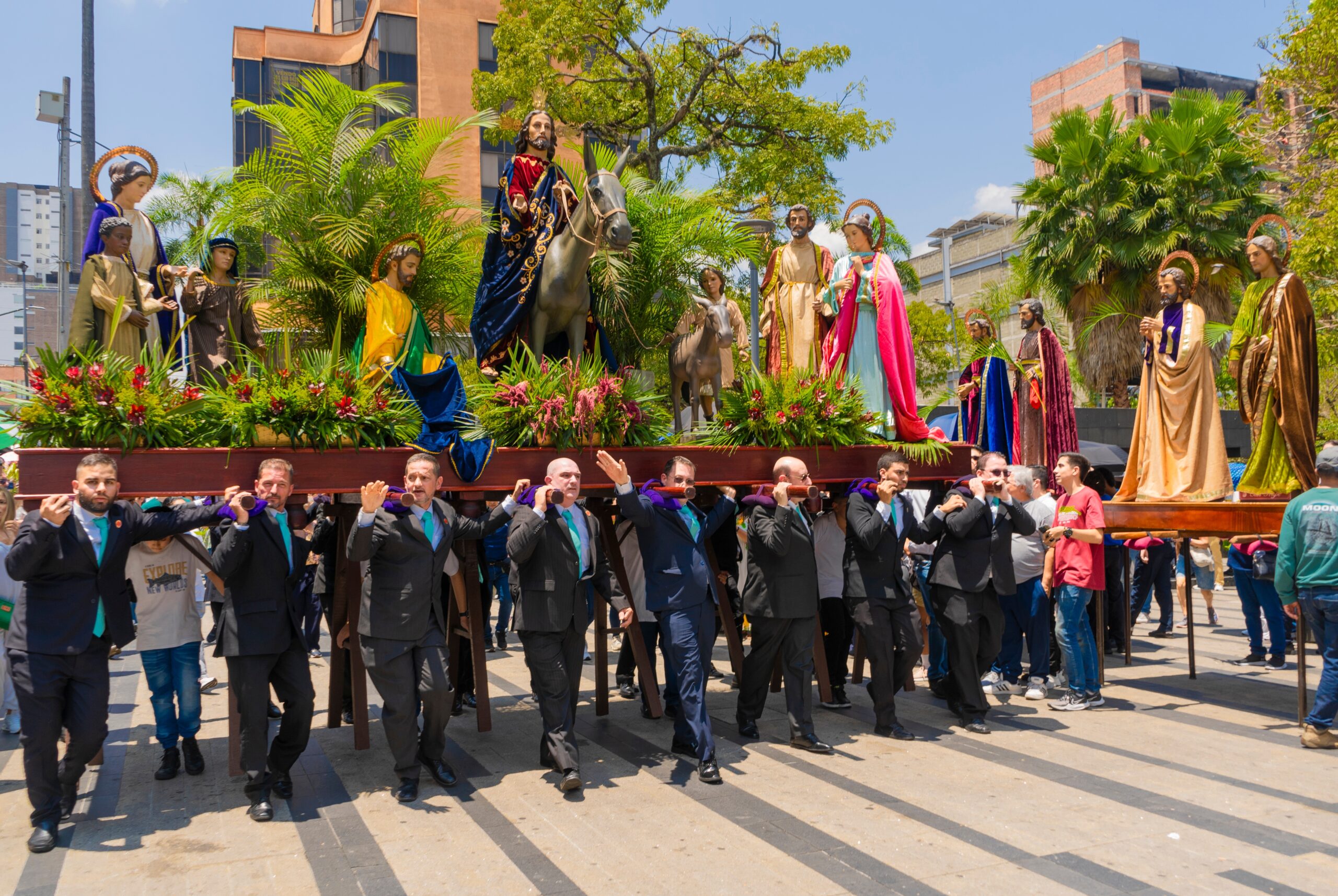 Getragene Palmsonntags-Szene, die aus Holzfiguren nachgestellt wurde, bei einer Prozession in Kolumbien.