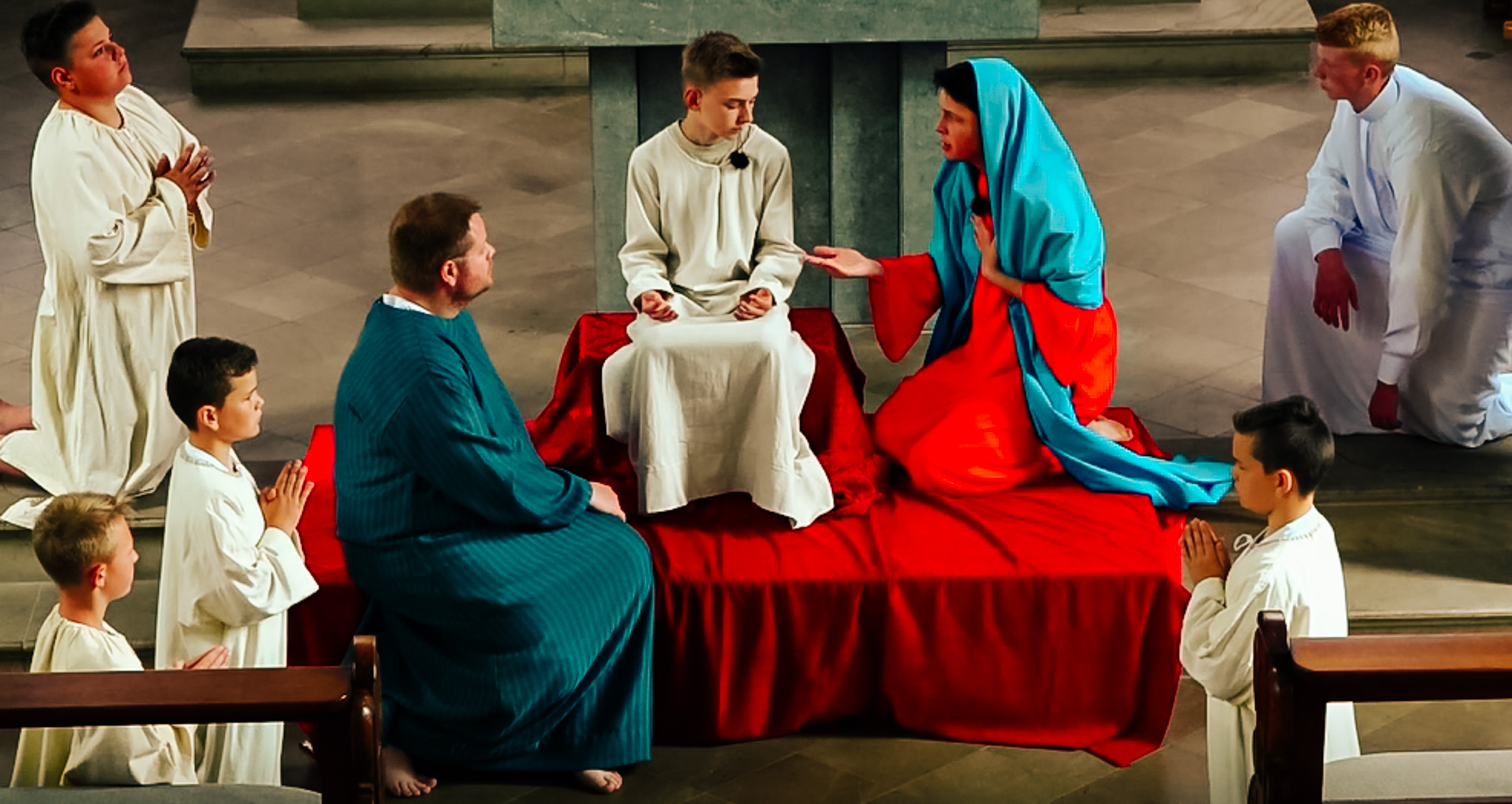 Jesus, Maria und Josef knien im Tempel - Szene aus den Mysterienspielen 2021.