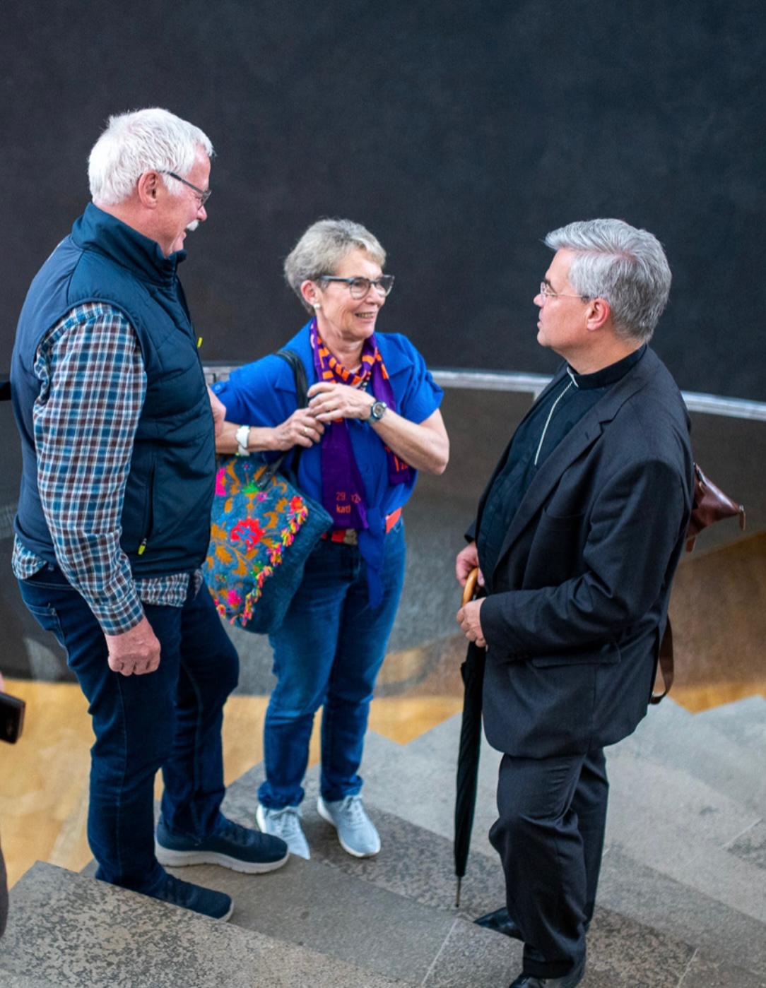 Maria Droste und ihr Ehemann im Gespräch mit Erzbischof Dr. Udo Markus Bentz.