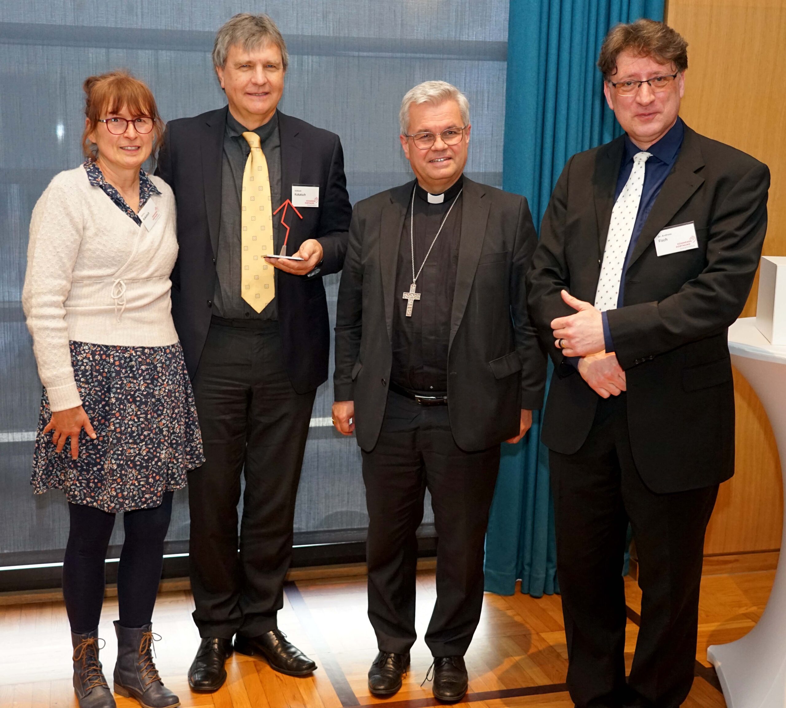 Die Möbelwerkstatt Breckerfeld/Kukatsch Systeme wurde beim 19. „Tag für Unternehmerinnen und Unternehmer“ in Dortmund mit dem Preis „erfolgreich nachhaltig“ ausgezeichnet (v.l.): Bettina Kukatsch, Eckhard Kukatsch, Erzbischof Dr. Udo Markus Bentz und Dr. Andreas Fisch von der Kommende Dortmund. Foto: Michael Bodin / Erzbistum Paderborn