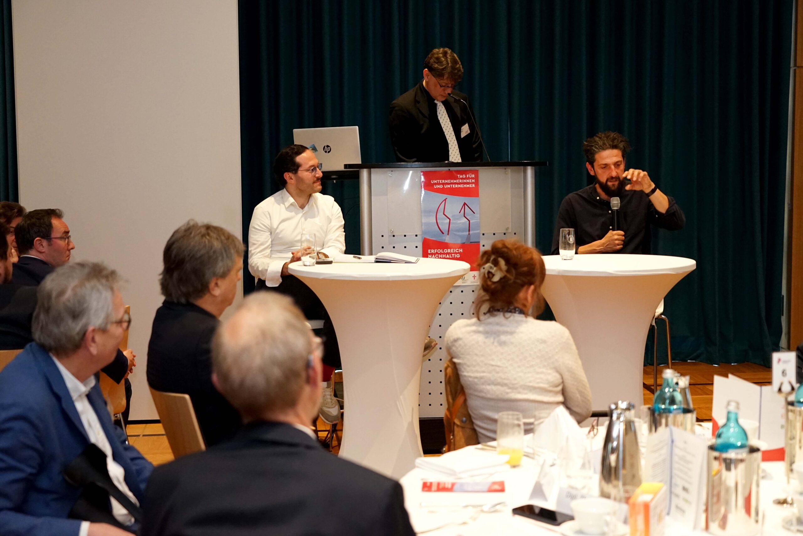 Cihan Sügür (links) und Prof. Dr. Aladin El-Mafaalani (rechts) diskutierten unter der Leitung von Dr. Andreas Fisch (Kommende Dortmund) im Westfälischen Industrieklub über Fachkräftemangel, Demografie und Zuwanderung. Foto: Michael Bodin / Erzbistum Paderborn