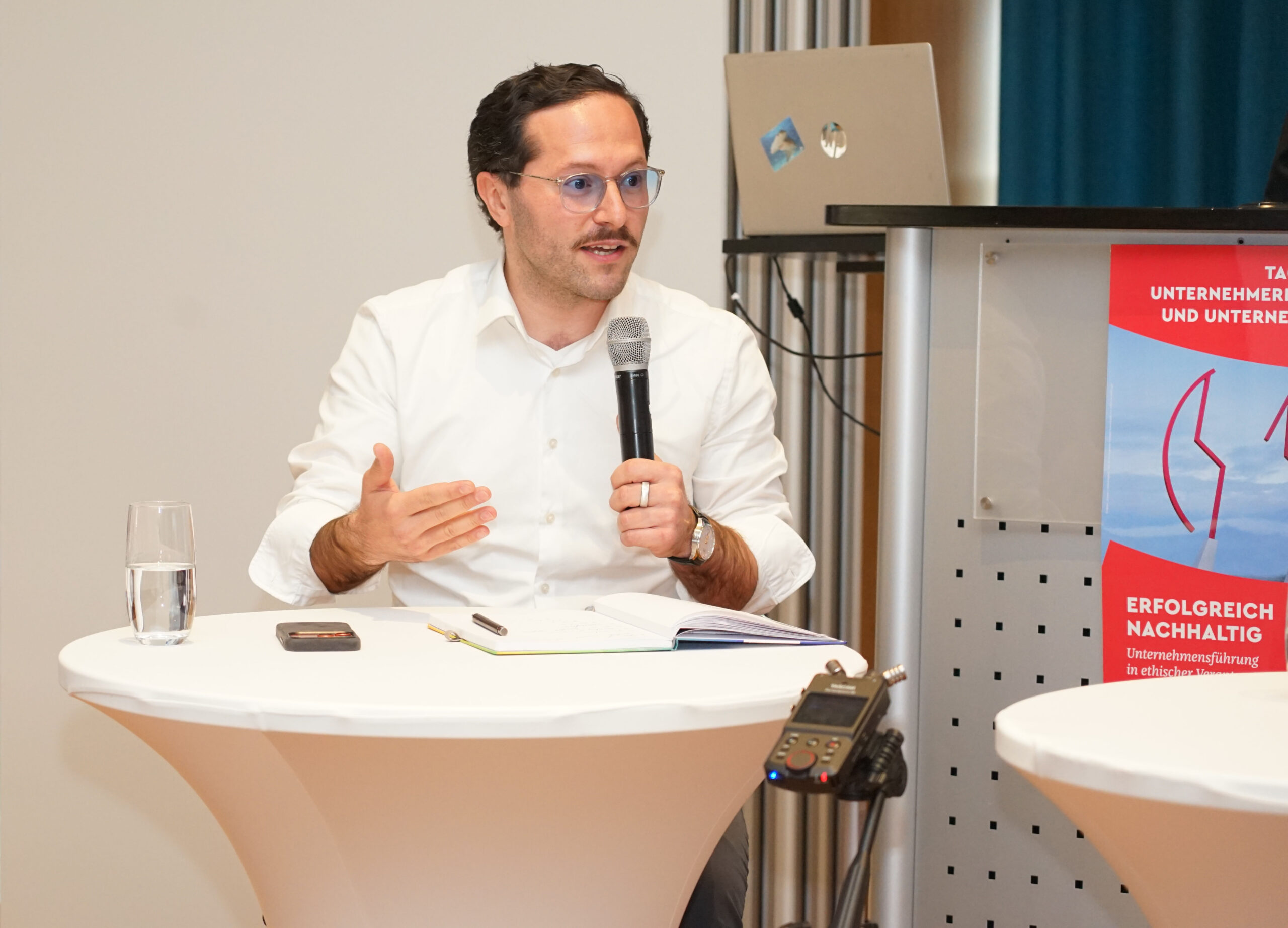 Cihan Sügür zählt laut „Capital“ zu den „Top 40 unter 40“-Managern in Deutschland. Foto: Michael Bodin / Erzbistum Paderborn