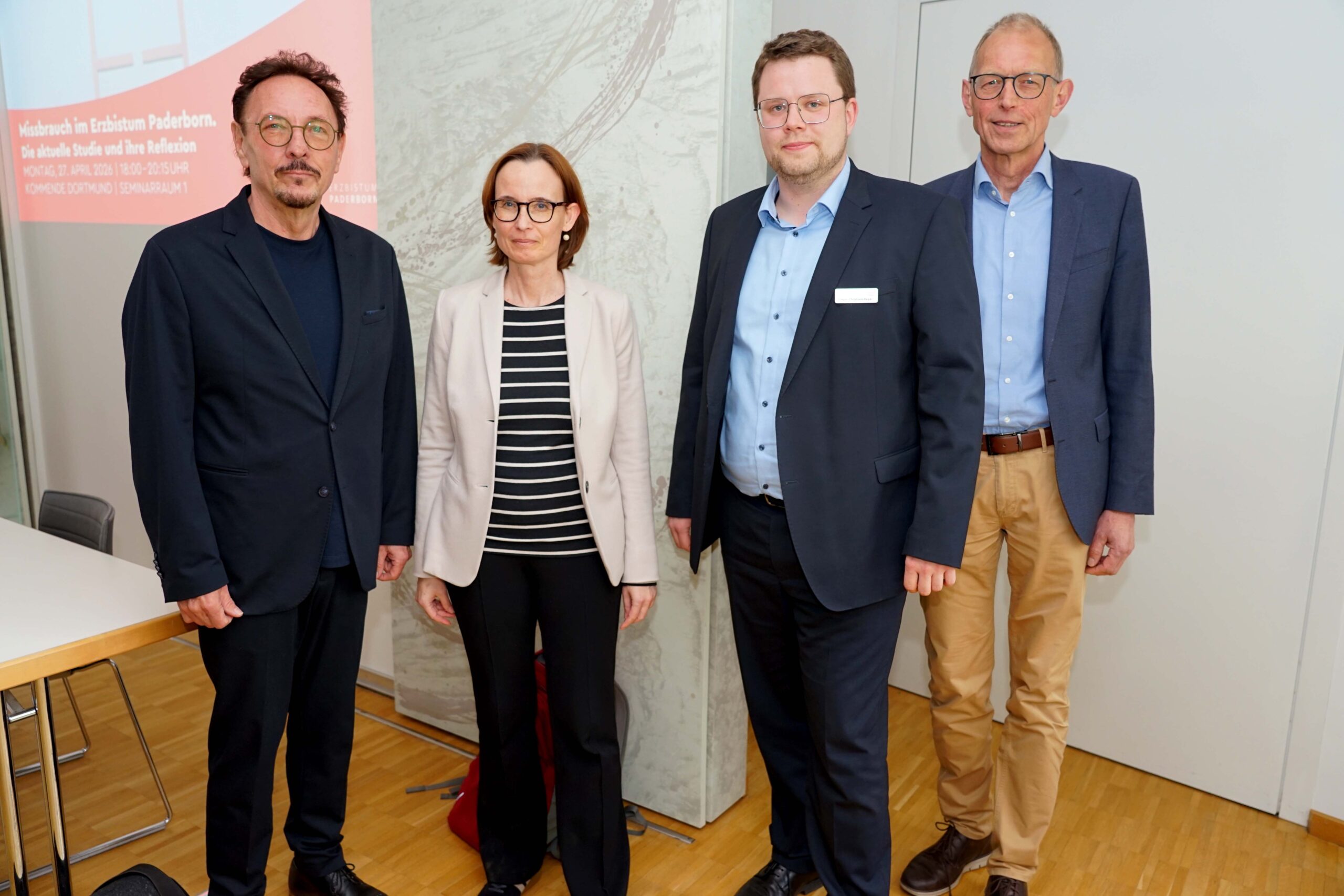Kommende-Forum zur Studie „Missbrauch im Erzbistum Paderborn“ (v.l.): Reinhold Harnisch Sprecher der Betroffenenvertretung im Erzbistum Paderborn, Prof. Dr. Nicole Priesching, Studienautorin, Professorin für Kirchen- und Religionsgeschichte der Universität Paderborn, Moderator Gregor Christiansmeyer und Kommendedirektor Detlef Herbers. Foto: Michael Bodin / Erzbistum Paderborn
