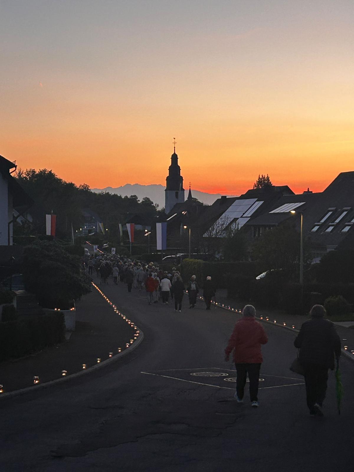 Am Frauentag der Wallfahrtswoche gibt es eine Lichterprozession von der Schützenhalle zur Kirche.