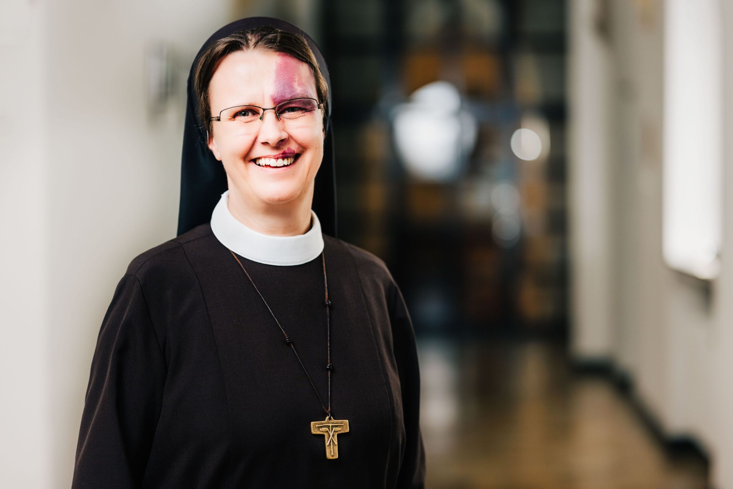 Porträtfoto einer Ordensfrau im Habit