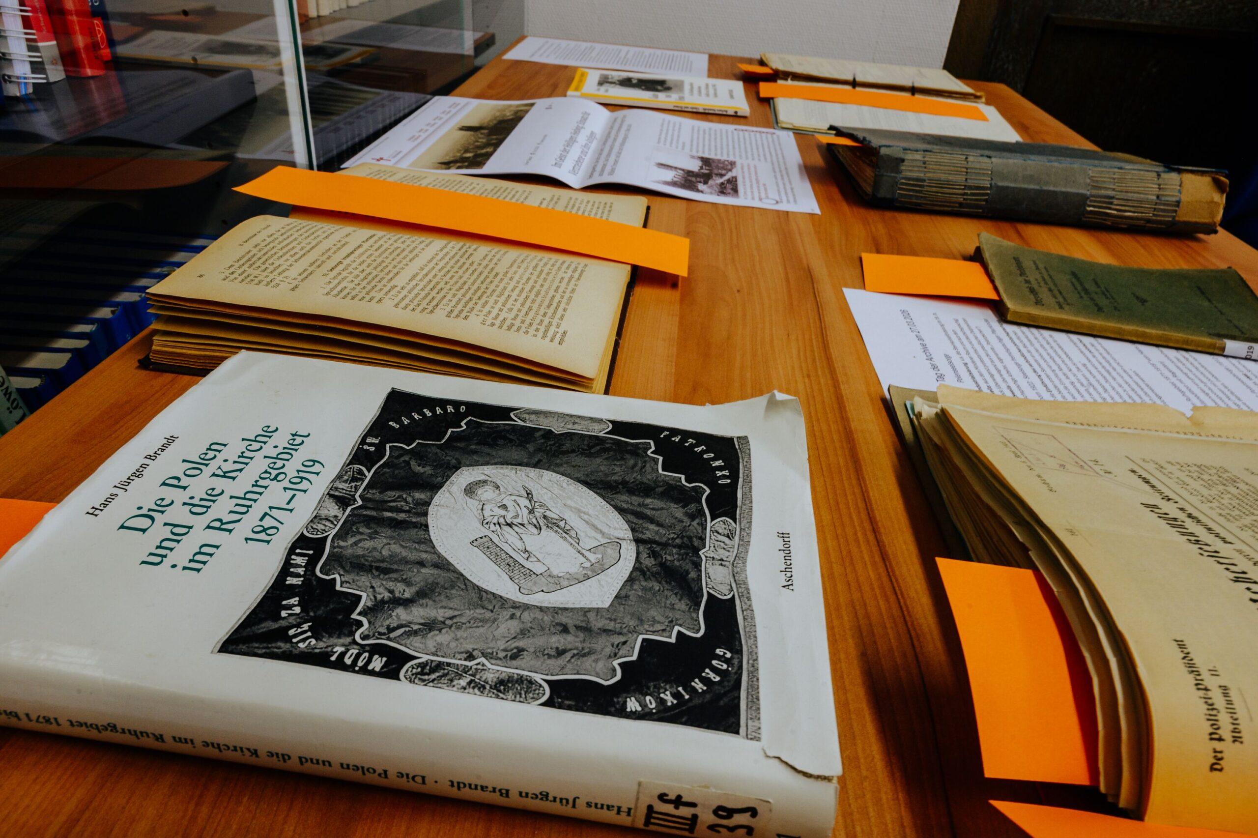 Ausliegende Archivalien auf einem Tisch