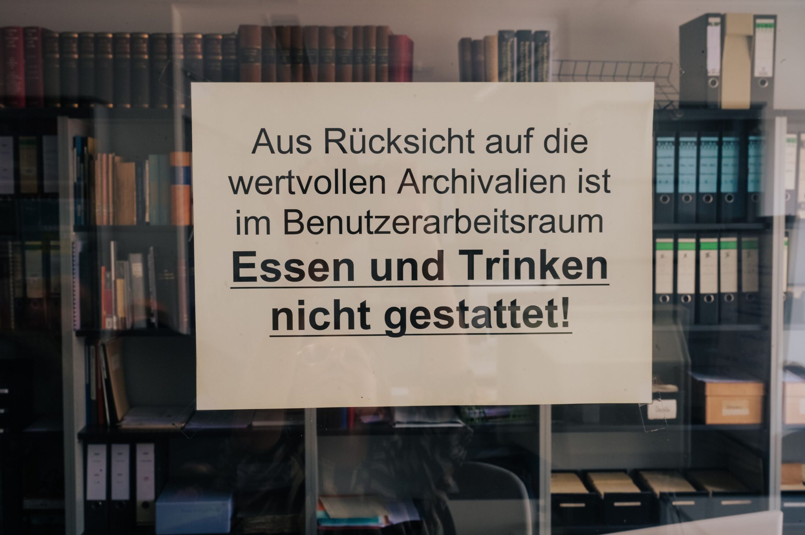 Hinweisschild: Bitte im Lesesaal nichts essen und trinken!