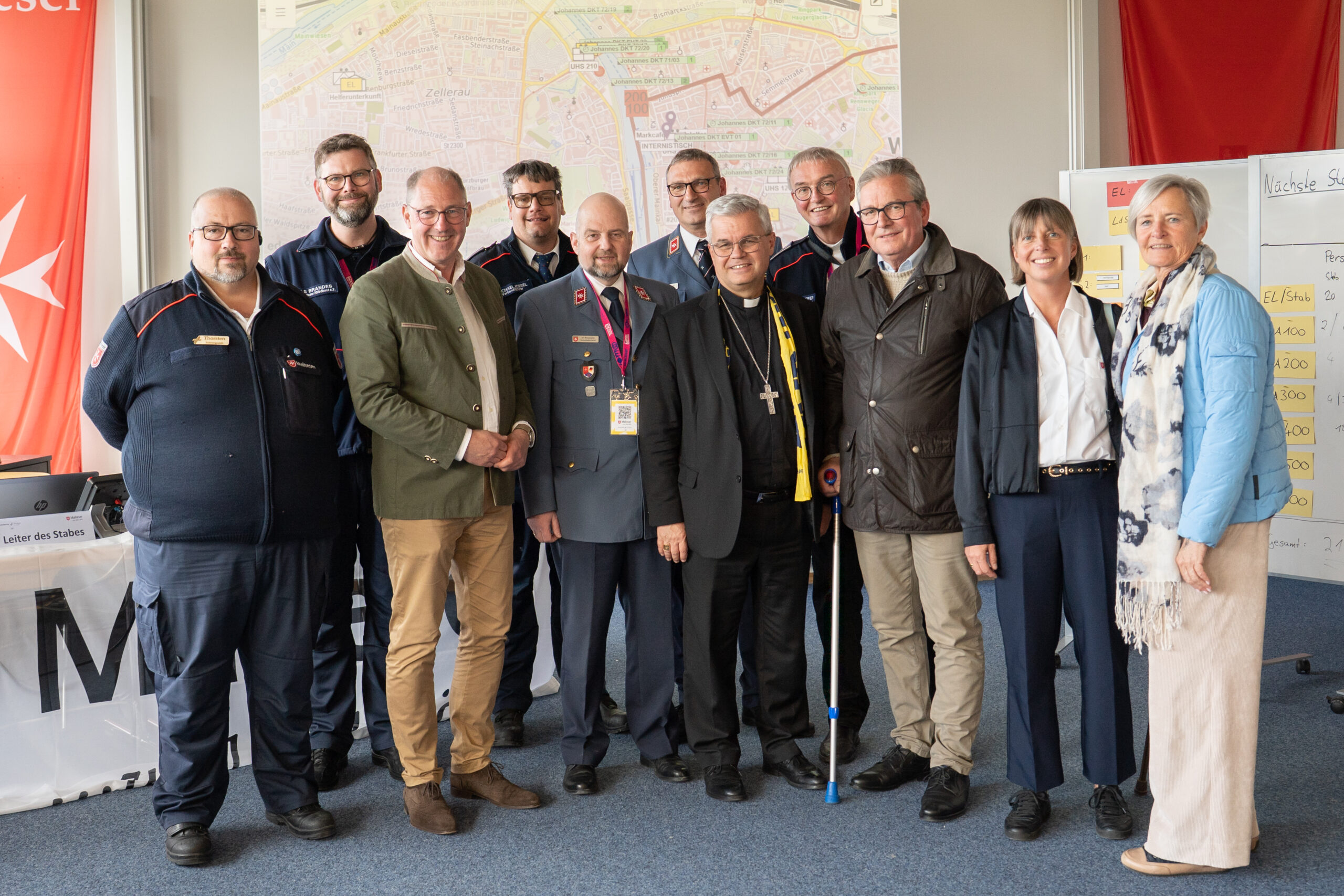 Zu Besuch bei der Malteser Einsatzleitung in Würzburg: die Delegation aus Paderborn um Erzbischof Dr. Udo Markus Bentz und Bürgermeister Stefan-Oliver Strate.