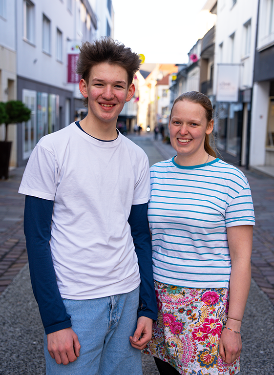 Das Bild zeigt Firmbewerber Simon Ole Weber und Schwester Finja Miriam Weber (Firmpatin)