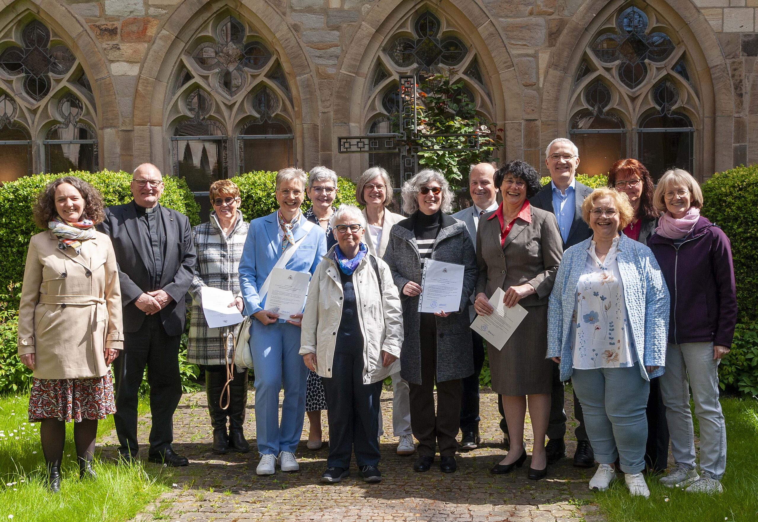 Elf neue Wort-Gottes-Feier-Leitungen wurden von Propst Andreas Coersmeier (2.v.l.) in Dortmund für ihre Aufgaben beauftragt. Hier im Bild mit den Kursleiterinnen Stefanie Matulla (1.v.l.) und Sabine Wiesweg (1.v.r.). Foto: Katholische Stadtkirche / privat