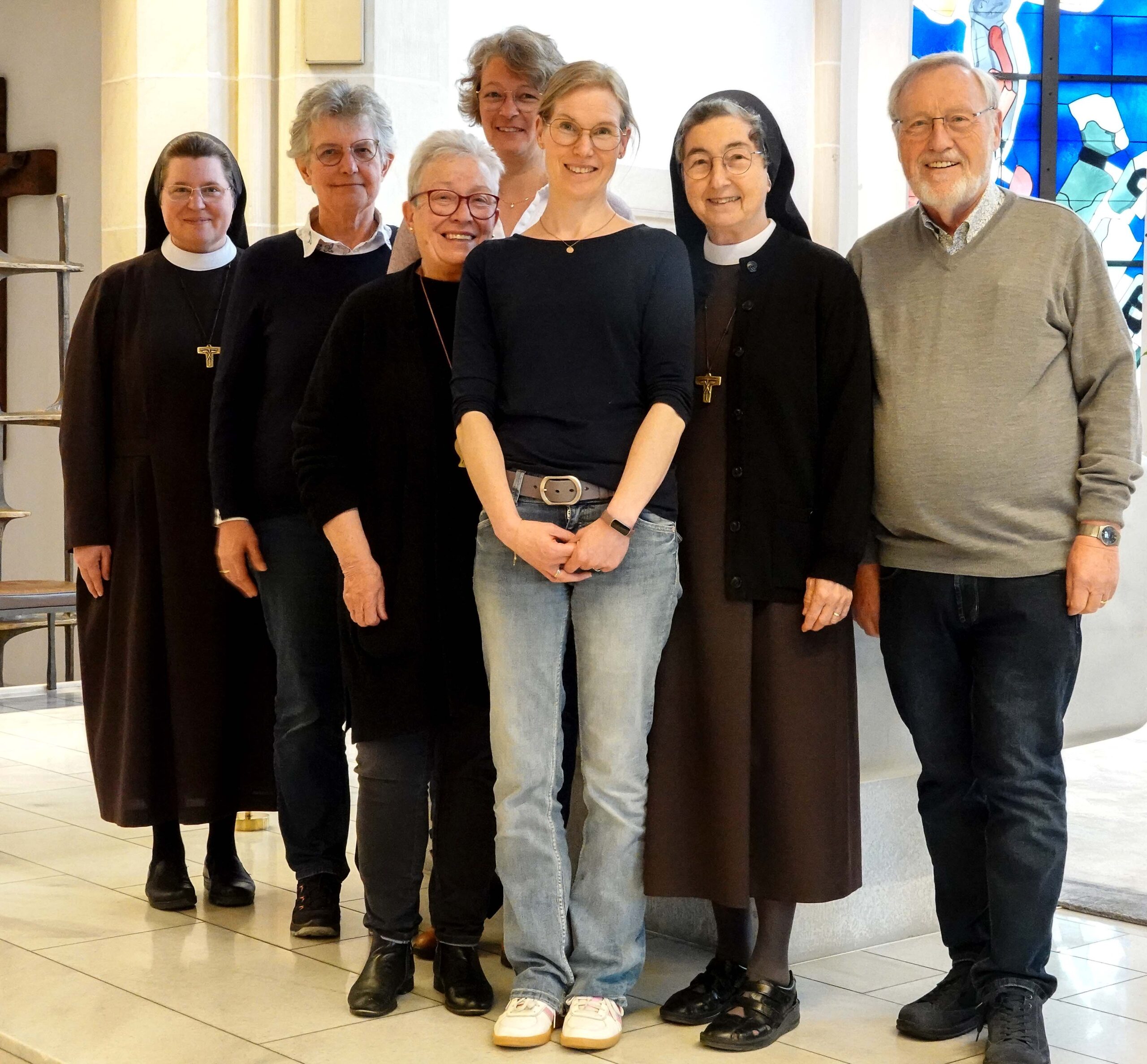 Schwester M. Alexa Furmaniak (links) und Provinzoberin Schwester M. Angela Benoit be-dankten sich sehr herzlich beim Kerzen-Team (Bild) für die diesjährige Osterkerzen-Aktion, mit deren Erlös die Arbeit der Schwestern in Malawi unterstützt wird.