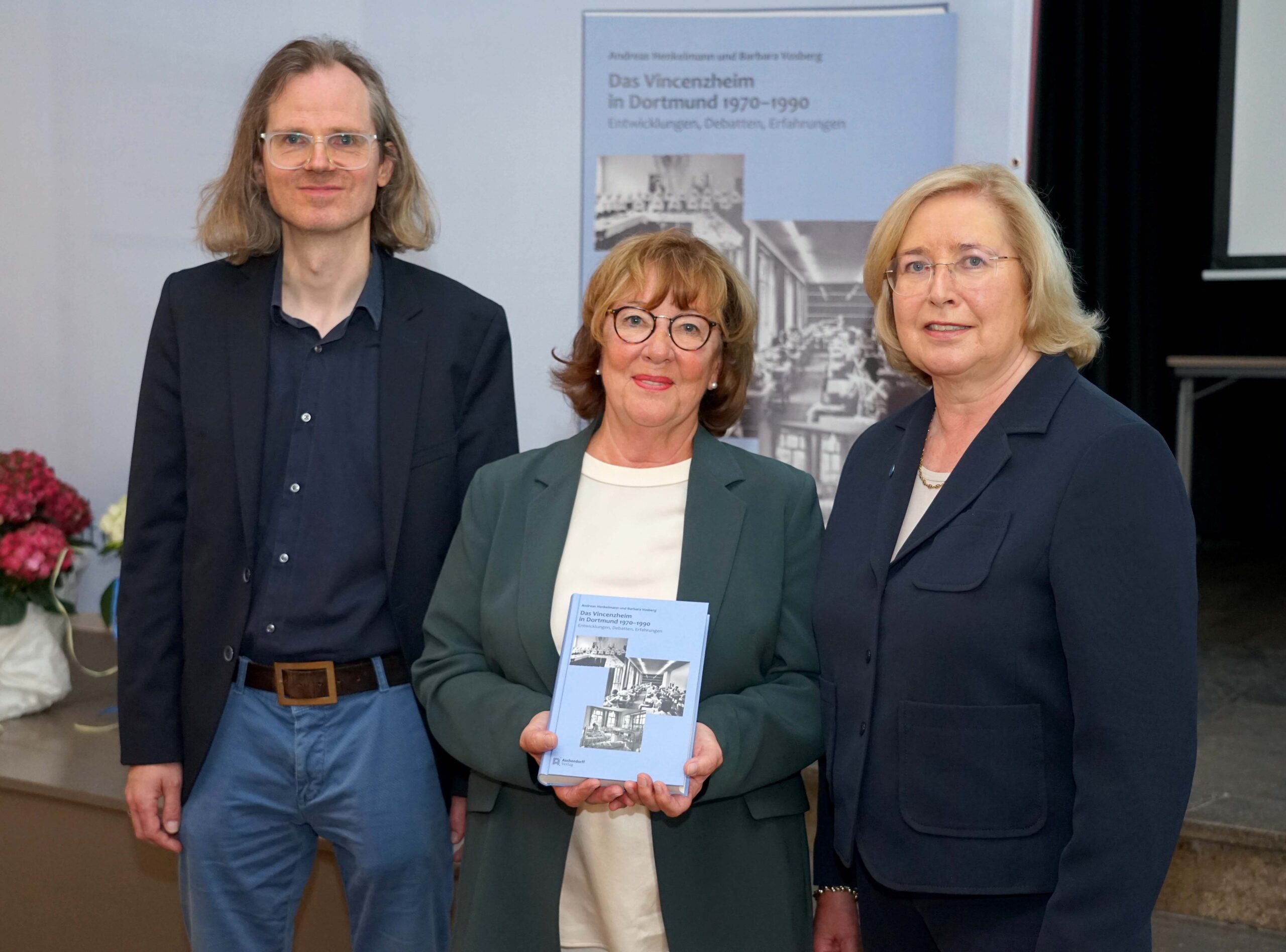 Stellten in Dortmund die Studie „Das Vincenzheim in Dortmund 1970–1990. Entwicklungen, Debatten, Erfahrungen“ vor (v.l.): Prof. Dr. Andreas Henkelmann, Dr. Barbara Vosberg und Ute Hanswille, Vorsitzende des Aufsichtsrats. Foto: Michael Bodin / Kath. Pressestelle Dortmund