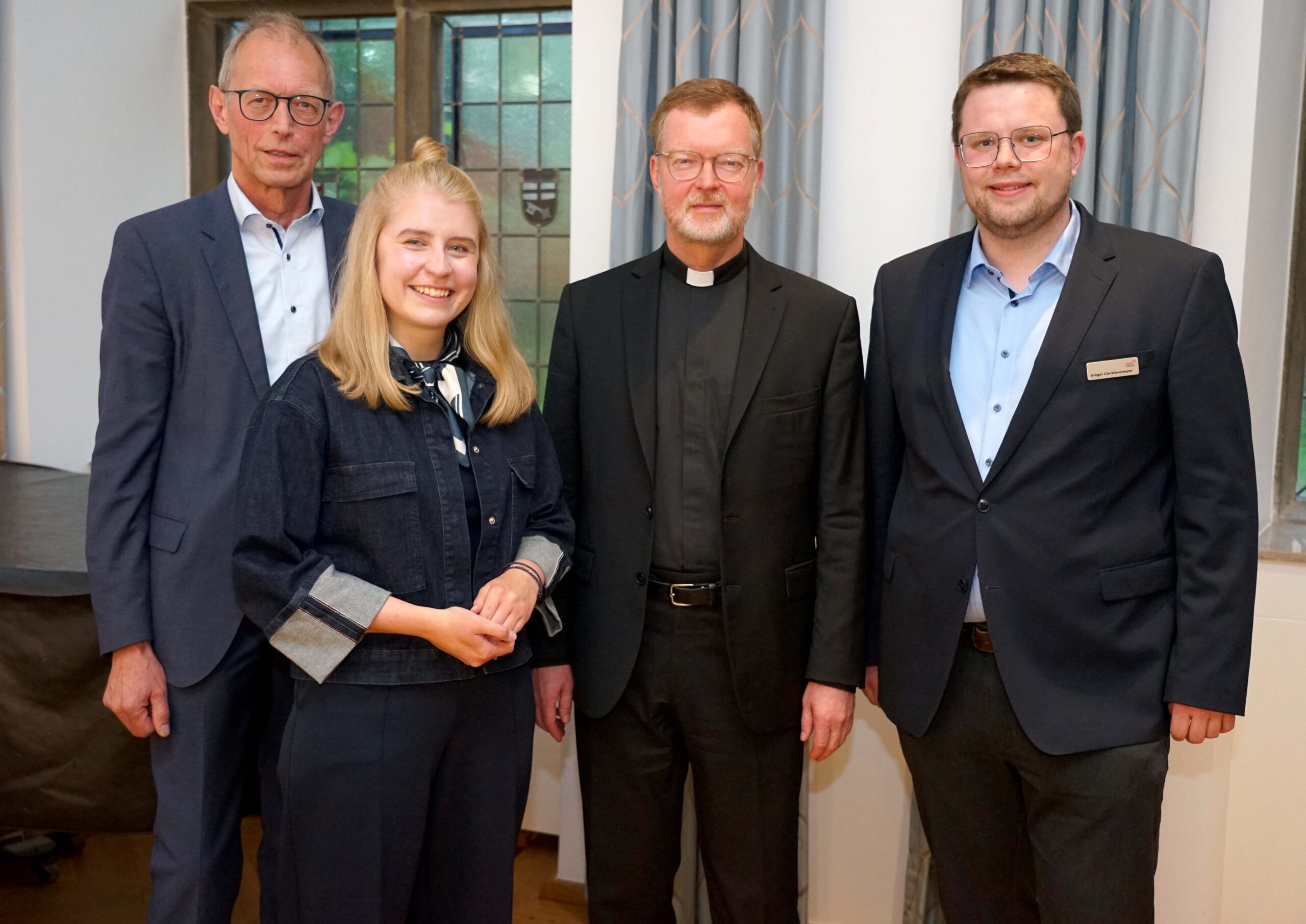 Kommende-Forum „Junge Menschen schützen“ (v.l.): Kommendedirektor Detlef Herbers, Lena Topp (BDKJ), Pater Professor Dr. Hans Zollner SJ und Moderator Gregor Christiansmeyer. Foto: Michael Bodin / Erzbistum Paderborn