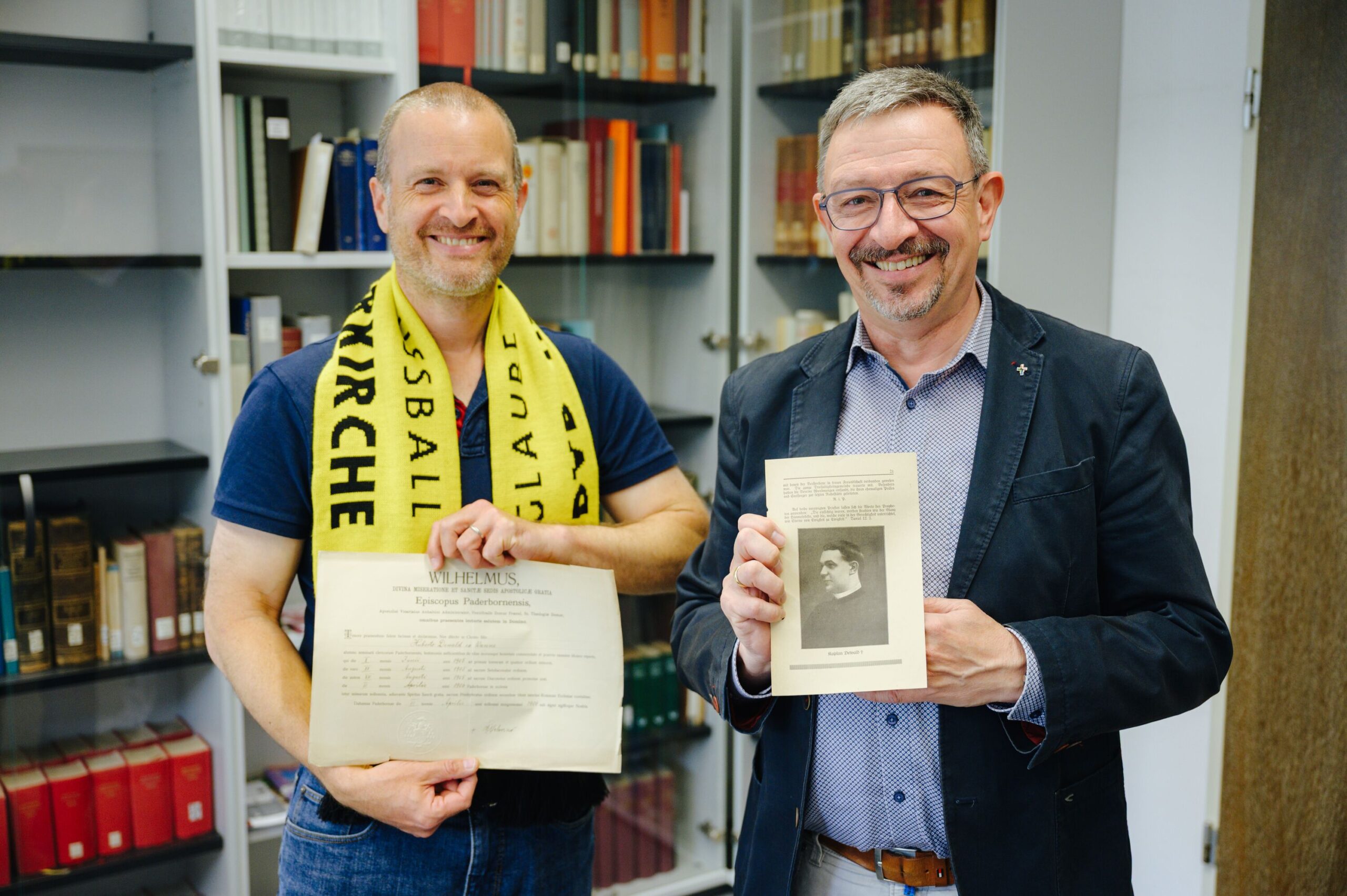 Am 21.05. übergab Stefan Magh, Projektleiter der BVB-Gründerkiche, Dokumente über Kaplan Hubert Dewald an das Erzbistumsarchiv (hier: Michael Streit)
