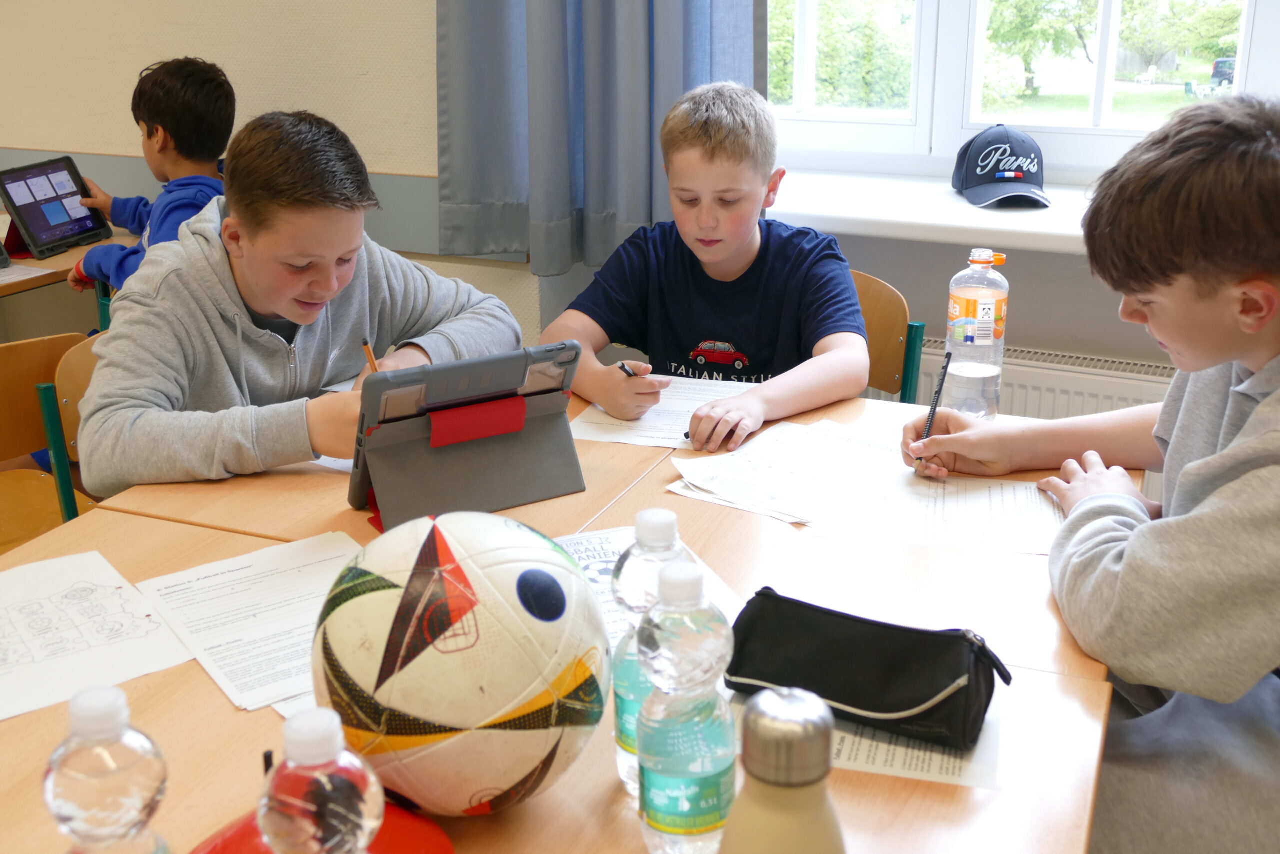 Welche Bedeutung der Sport in Europa hat, zeigten Schülerinnen und Schüler u. a. in einem Fußball-Projekt.