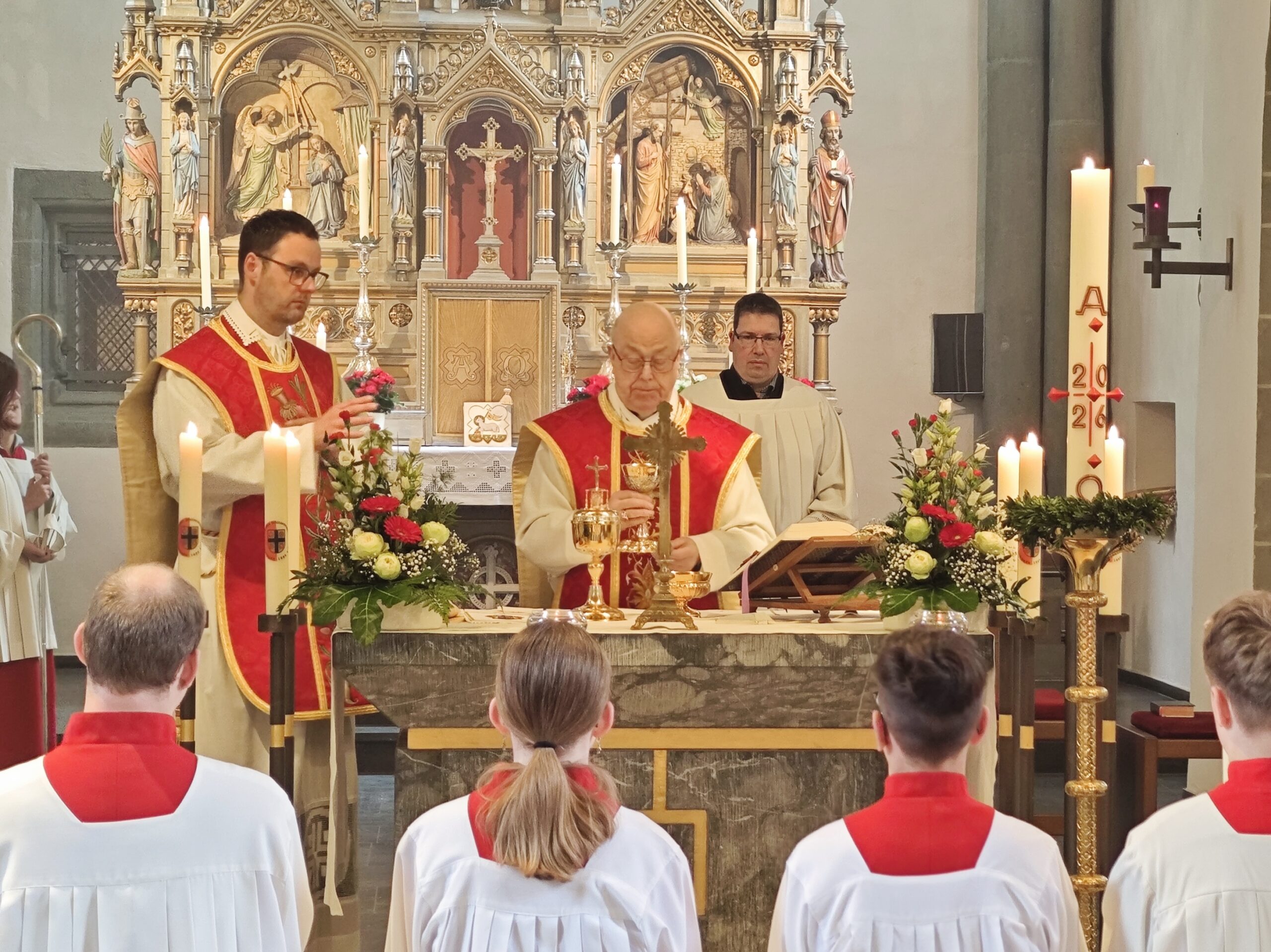Erzbischof em. Hans-Josef Becker stimmte in der Pfarrkirche das „Te Deum“ an und beendete die kirchliche Feier mit dem sakramentalen Segen.
