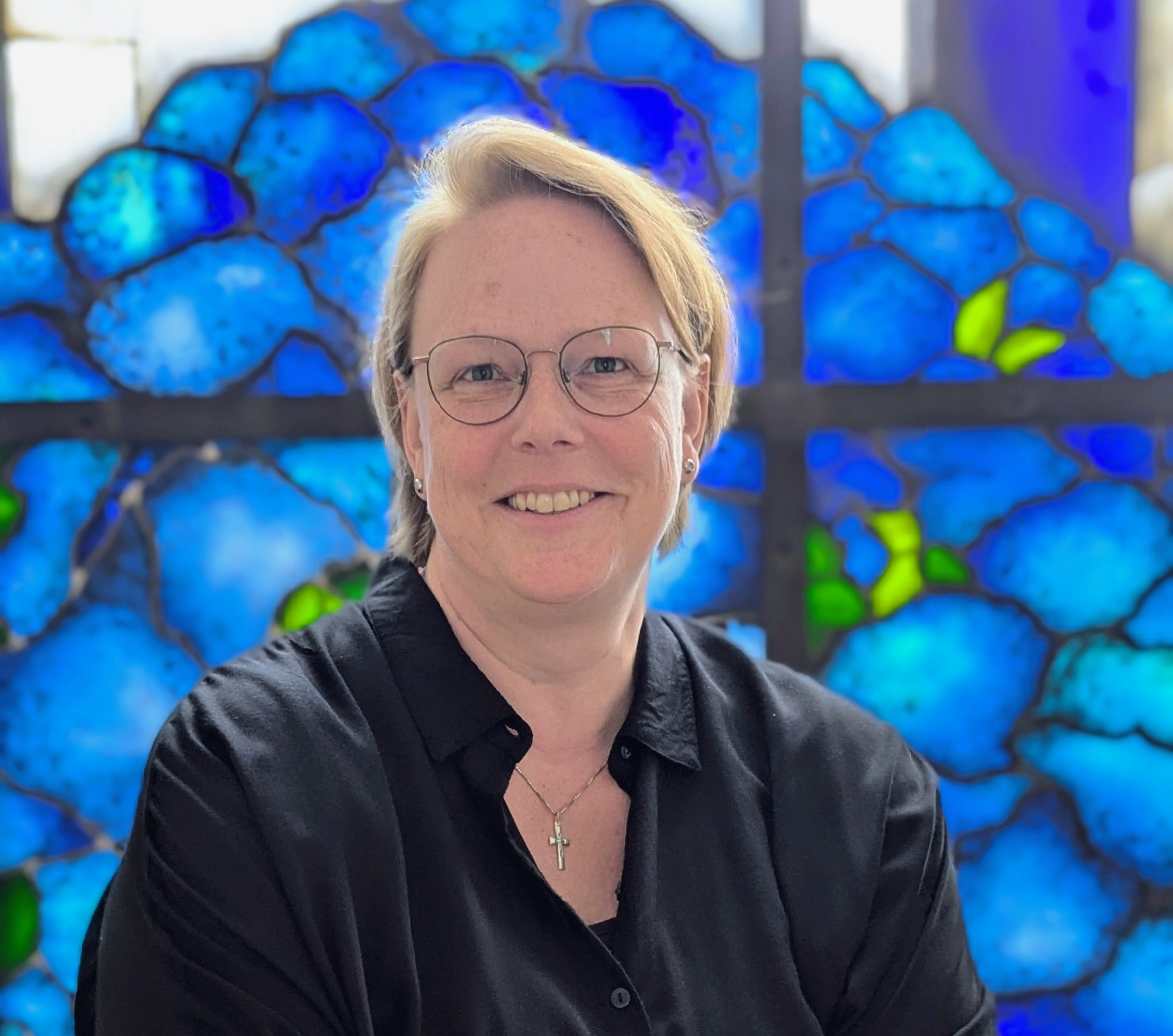 Porträtfoto von Michaela Welling, Religionspädagogin, Coach, Spirituelle Wegbegleiterin und Gestaltpädagogin.