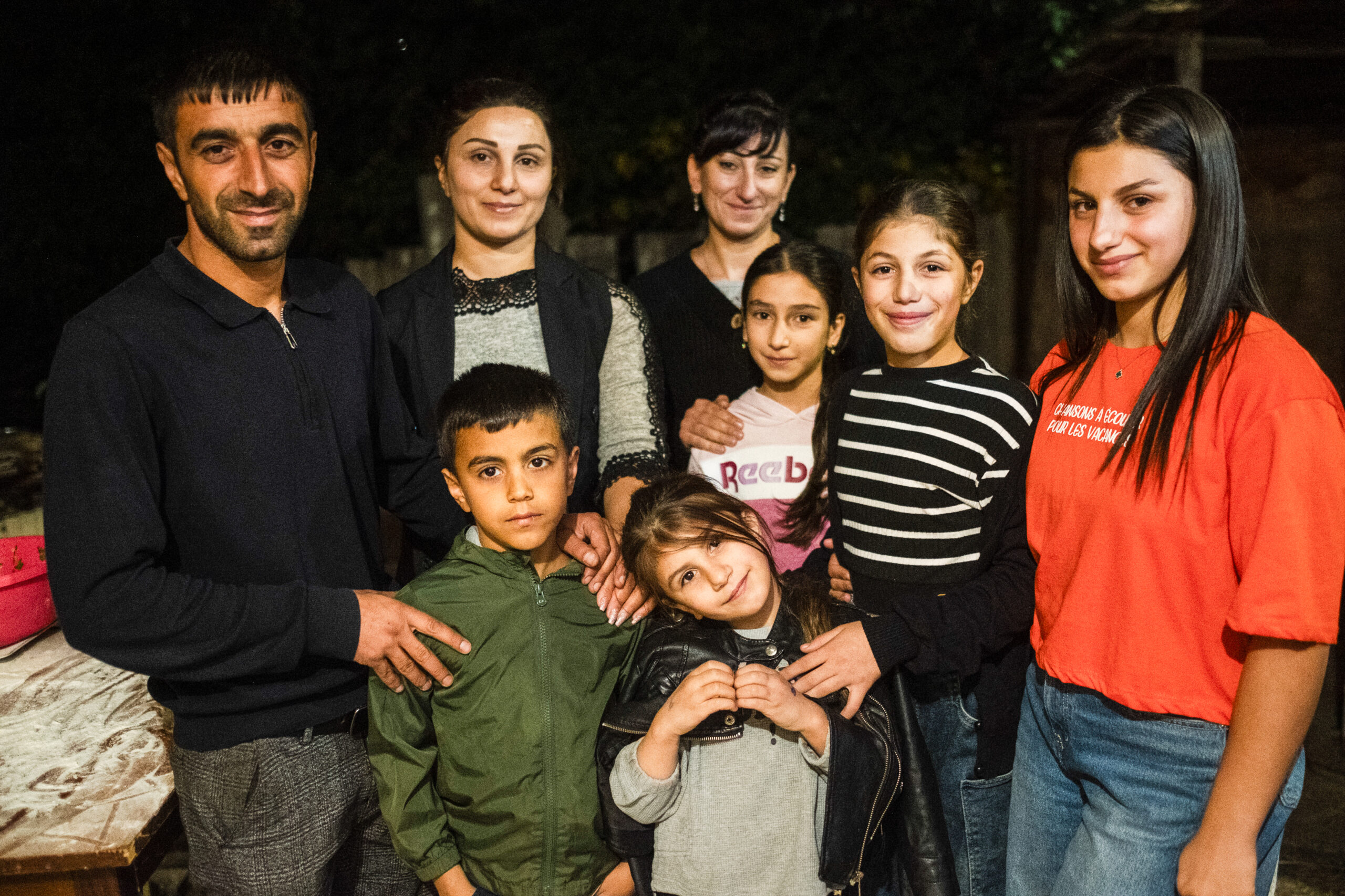 Gohar Sargsyan (Vertriebene aus Bergkarabach) mit ihrer Familie.