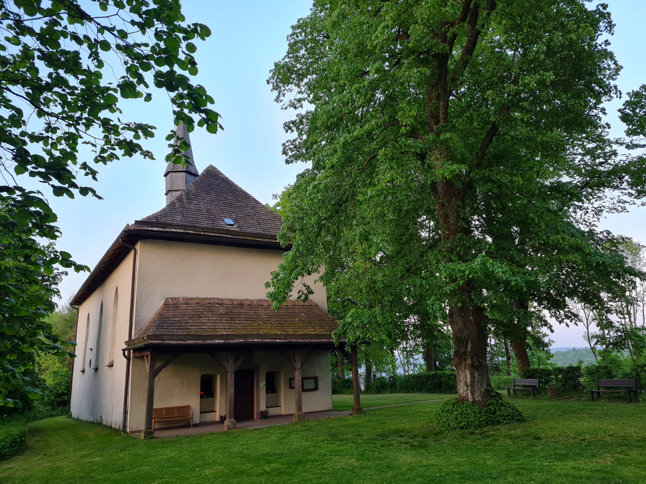 Die St.-Michaelskapelle auf dem Heiligenberg ist von Mönchen des Klosters Corvey begründet worden. Die Kirchengemeinde Ovenhausen erfüllt diesen besonderen spirituellen Ort mit Leben.