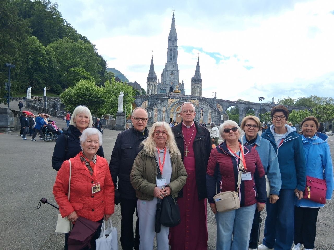 240 Pilgerinnen und Pilger aus dem Erzbistum Paderborn erlebten bei der Lourdeswallfahrt der Malteser vom 11. bis 18. Mai 2026 Tage des Glaubens, der Gemeinschaft und der Hoffnung. Zum Programm gehörten Gottesdienste, Gebete an der Grotte von Massabielle, die Lichterprozession sowie besondere Begegnungen mit kranken und behinderten Menschen.