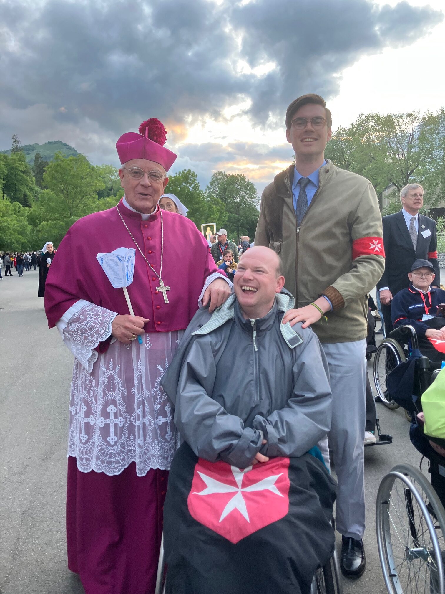 240 Pilgerinnen und Pilger aus dem Erzbistum Paderborn erlebten bei der Lourdeswallfahrt der Malteser vom 11. bis 18. Mai 2026 Tage des Glaubens, der Gemeinschaft und der Hoffnung. Zum Programm gehörten Gottesdienste, Gebete an der Grotte von Massabielle, die Lichterprozession sowie besondere Begegnungen mit kranken und behinderten Menschen.